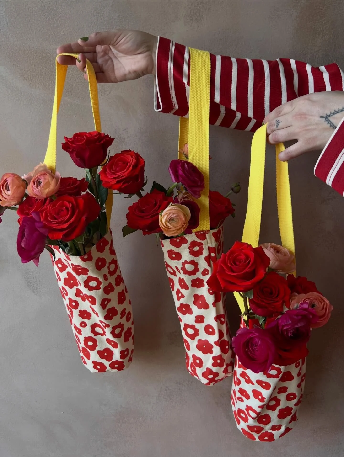 So easy&hellip;to be kind❤️ GIVEAWAY!
One of our amazing customers won&rsquo;t be able to pick up her &ldquo;Bag of blooms&rdquo; order next week- so rather than asking to cancel, she asked us to give her order away🥹. Here&rsquo;s where you come in!