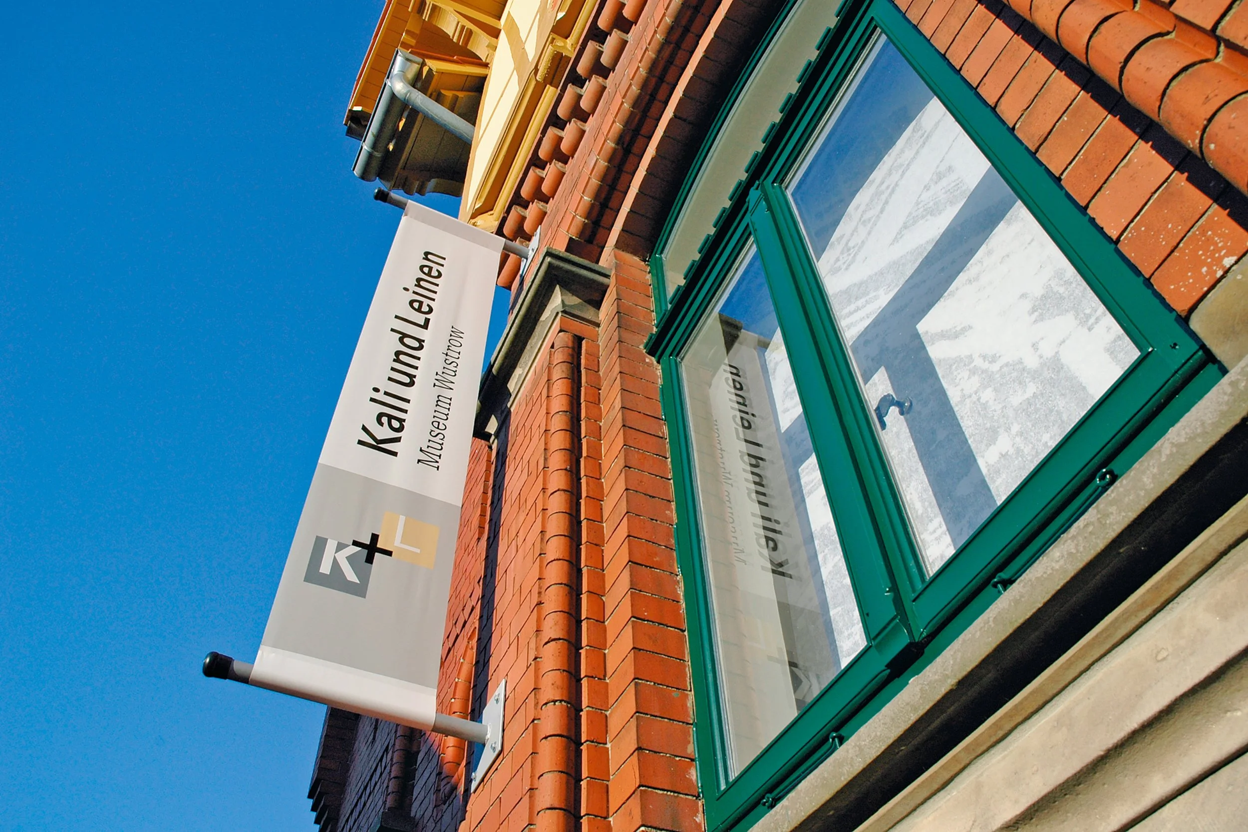 MW_Eingang_Fassade 2.jpg