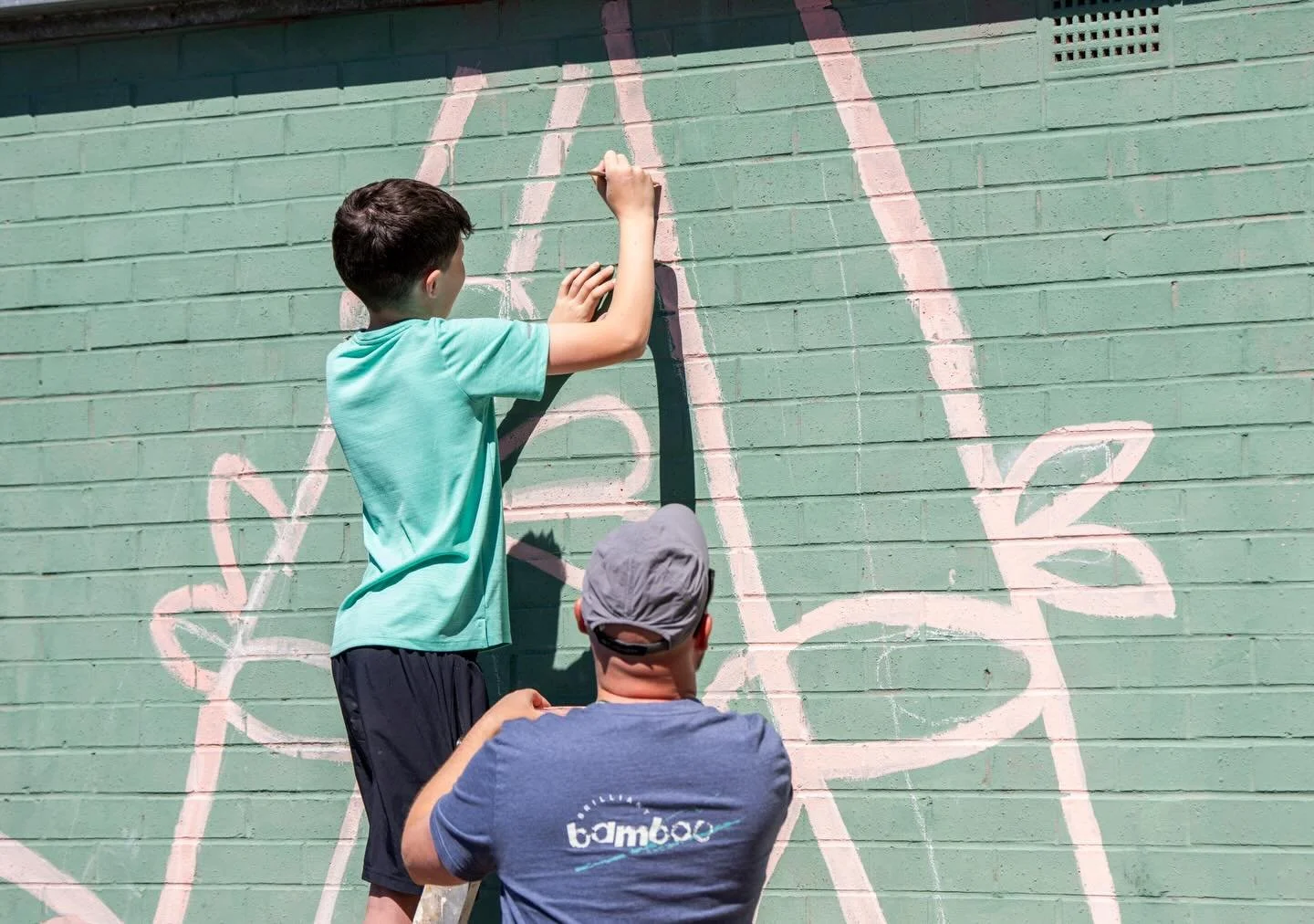 The other week I helped students of @madeleyschool near stoke on Trent to create a mural in their school in the theme of bamboo. It was a culmination of a few visits, seeing, drawing and painting bamboo, designing, trial wall mural and the big day it