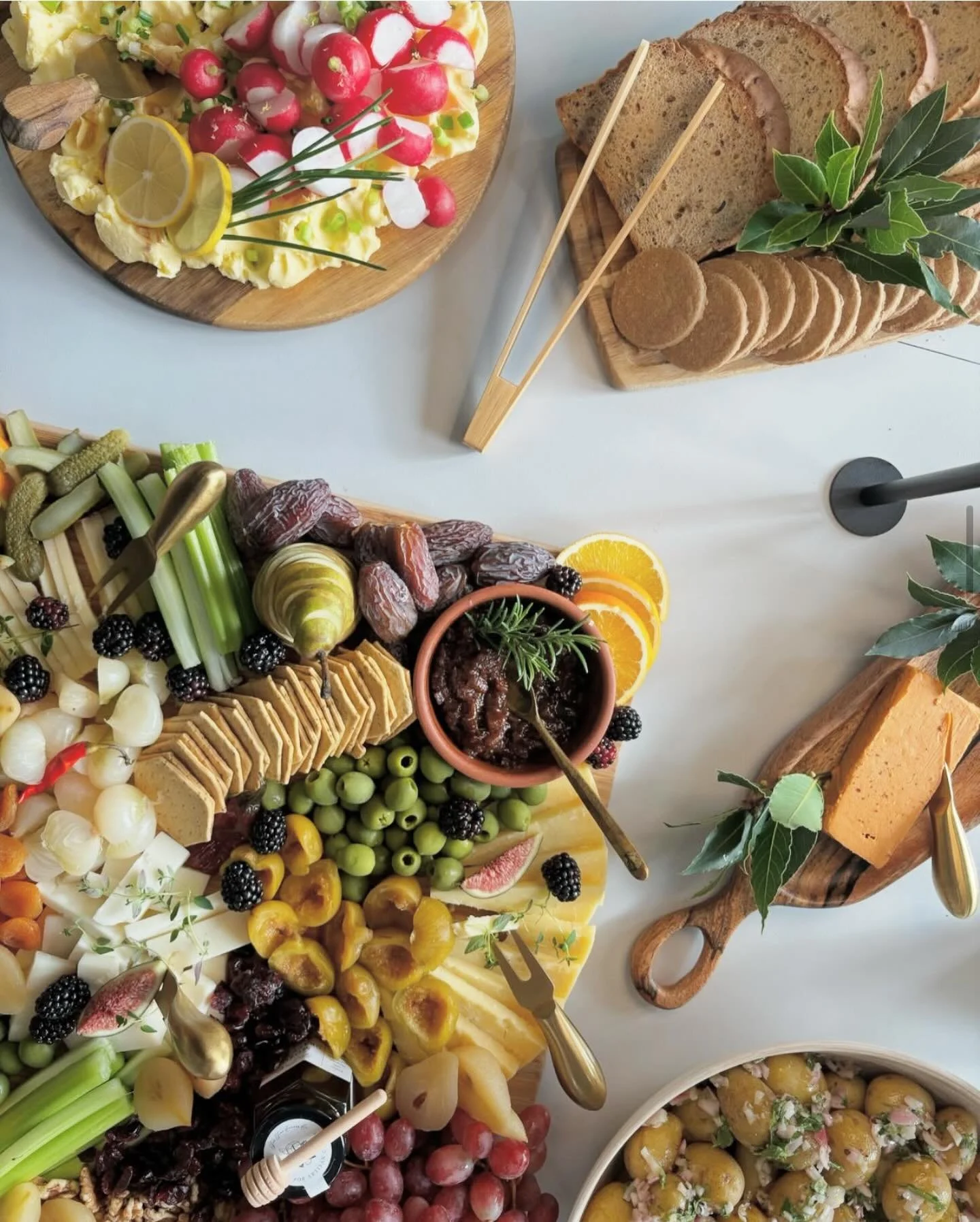 BRITISH CHEESE PLATTER
&bull;
Wild Fig signature, handcrafted cheese platter features only the very finest, 100% British cheese from artisan cheesemakers 🧀 
&bull;
Baron Bigod  @fenfarmdairy - a stunning brie-style cheese, with a rich, full, earthy 