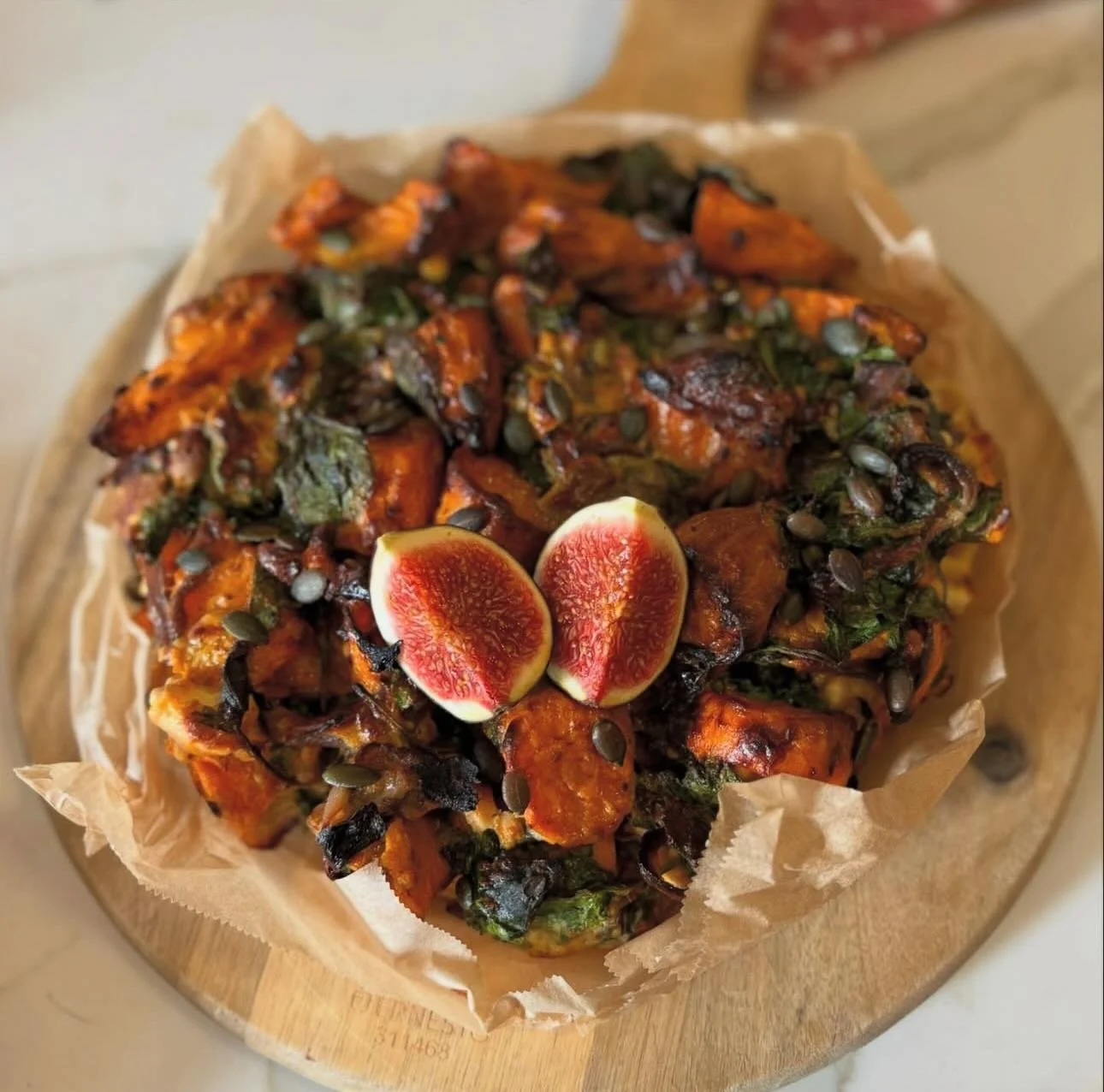 FRITTATA 
&bull;
Have you ever seen such a good looking Frittata! Ridiculously chunky and packed with incredible veggies!! 
&bull;
This one is loaded with roasted sweet potato, feta and sun-dried tomatoes with roasted red onions and spinach 🍅 🍃 🧅 