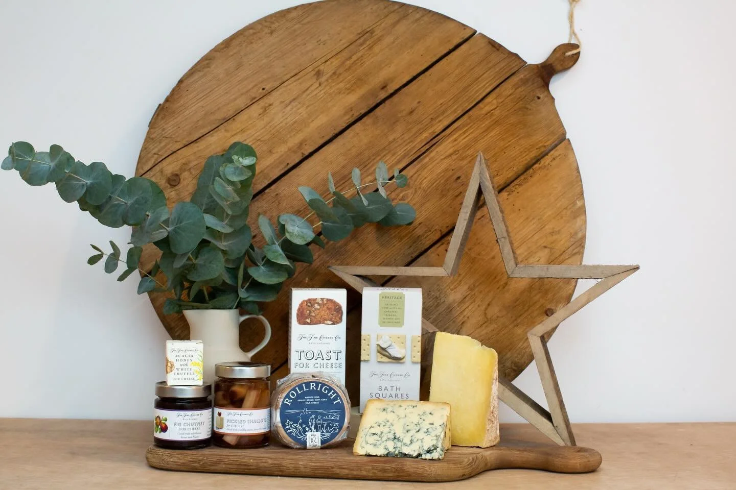 WILDWOOD 
&bull;
Our &lsquo;Full Cheese Box Selection&rsquo; available to order online NOW ❤️
&bull;
Local or Nationwide delivery 📦 
&bull;
#christmaagifts #cheesegifting #christmascheese #cheesedelivery #wildfigbath