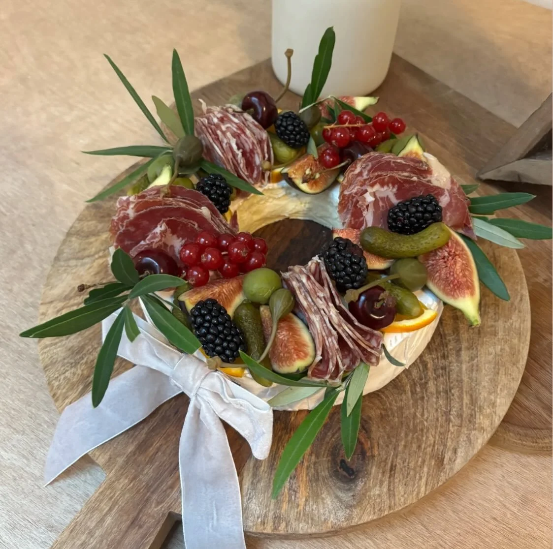 BRIE WREATH
&bull;
The British Cheese &amp; Charcuterie Festive Wreath 🎄 
&bull;
One whole kilo of @fenfarmdairy Baron Bigod loaded beautifully with @tempusfoods Achari Spiced Salami and @tempusfoods Smoked Coppa, Fresh Figs, Cornichons, Nocellara O