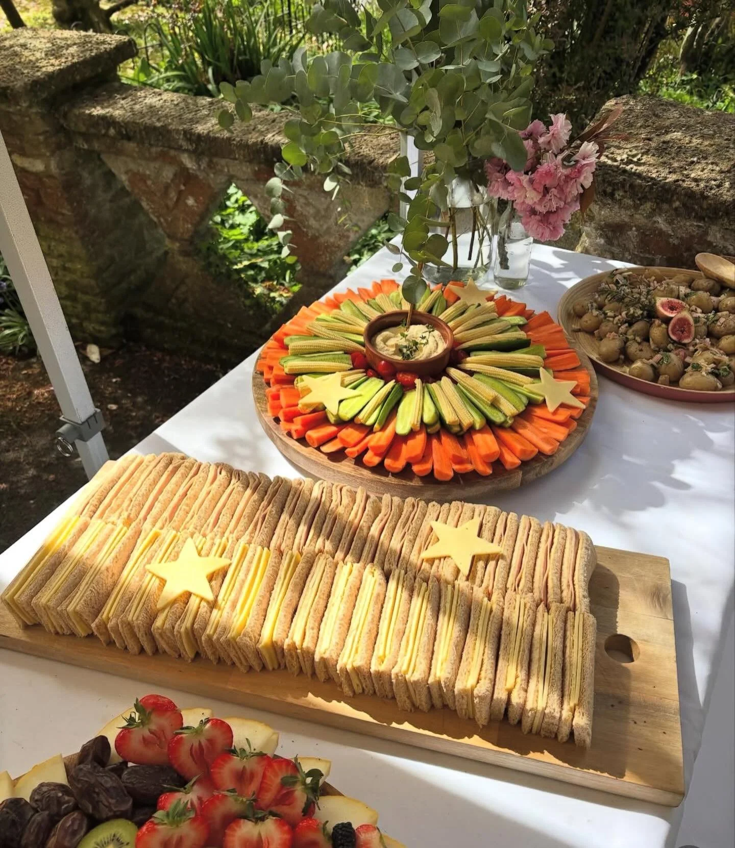 KIDS THAT GRAZE 
&bull;
If you have an event where your little ones will be joining the party - we&rsquo;ve got them covered! 👧🏽 🧒🏼 
&bull;
Sandwich platters, crudit&egrave; boards and heaps of sweet items 🍬 
&bull;
#kidsgrazing #grazingtablesba