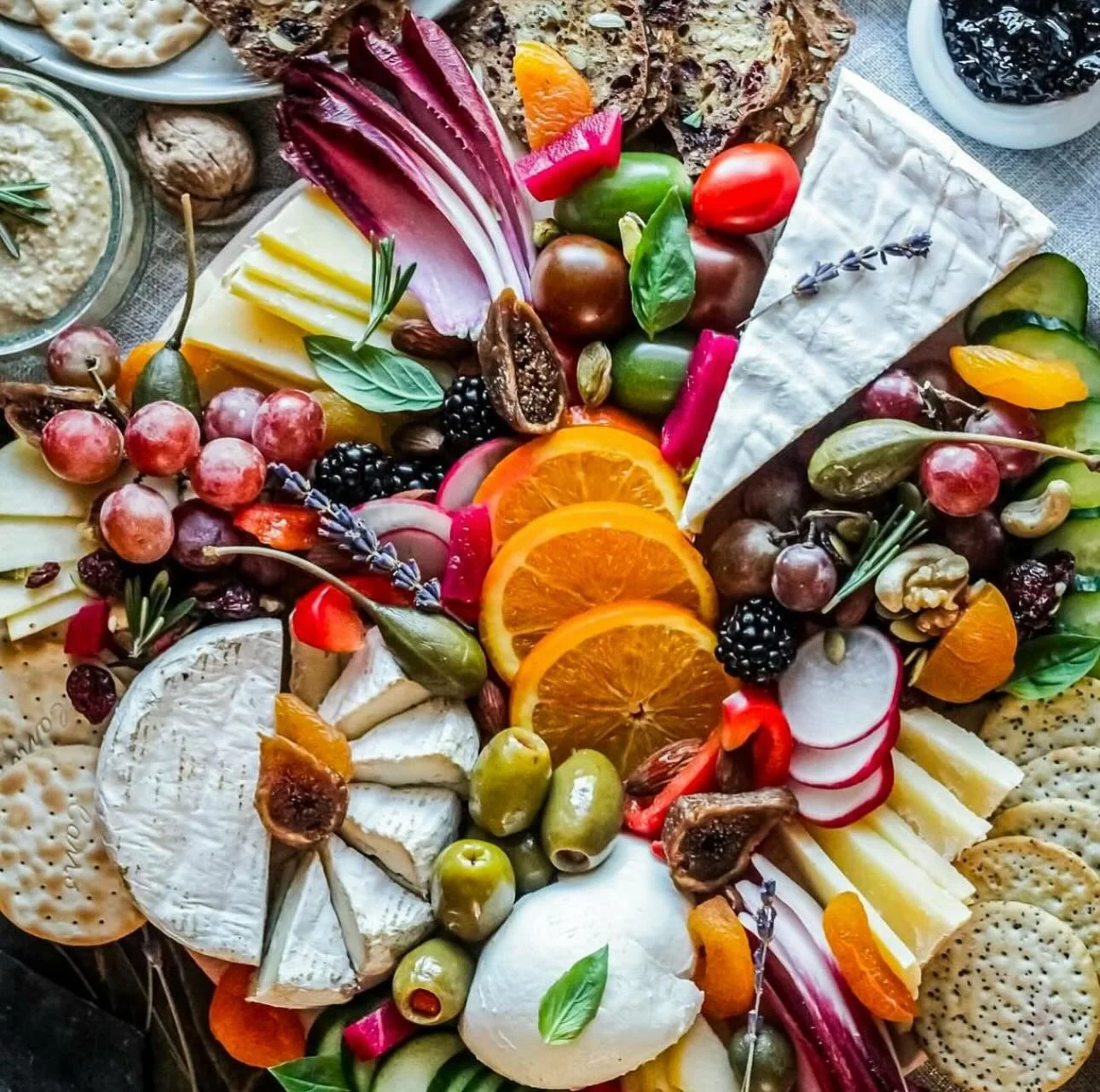 Today just feels like spring is soft-launching itself 🌿✨
&bull;
The air? Lighter.
The sun? Showing off a little.
My mood? Fully upgraded!!!
&bull;
This pic is giving &ldquo;spring day platter&rdquo; energy &mdash; fresh, colourful and effortlessly c