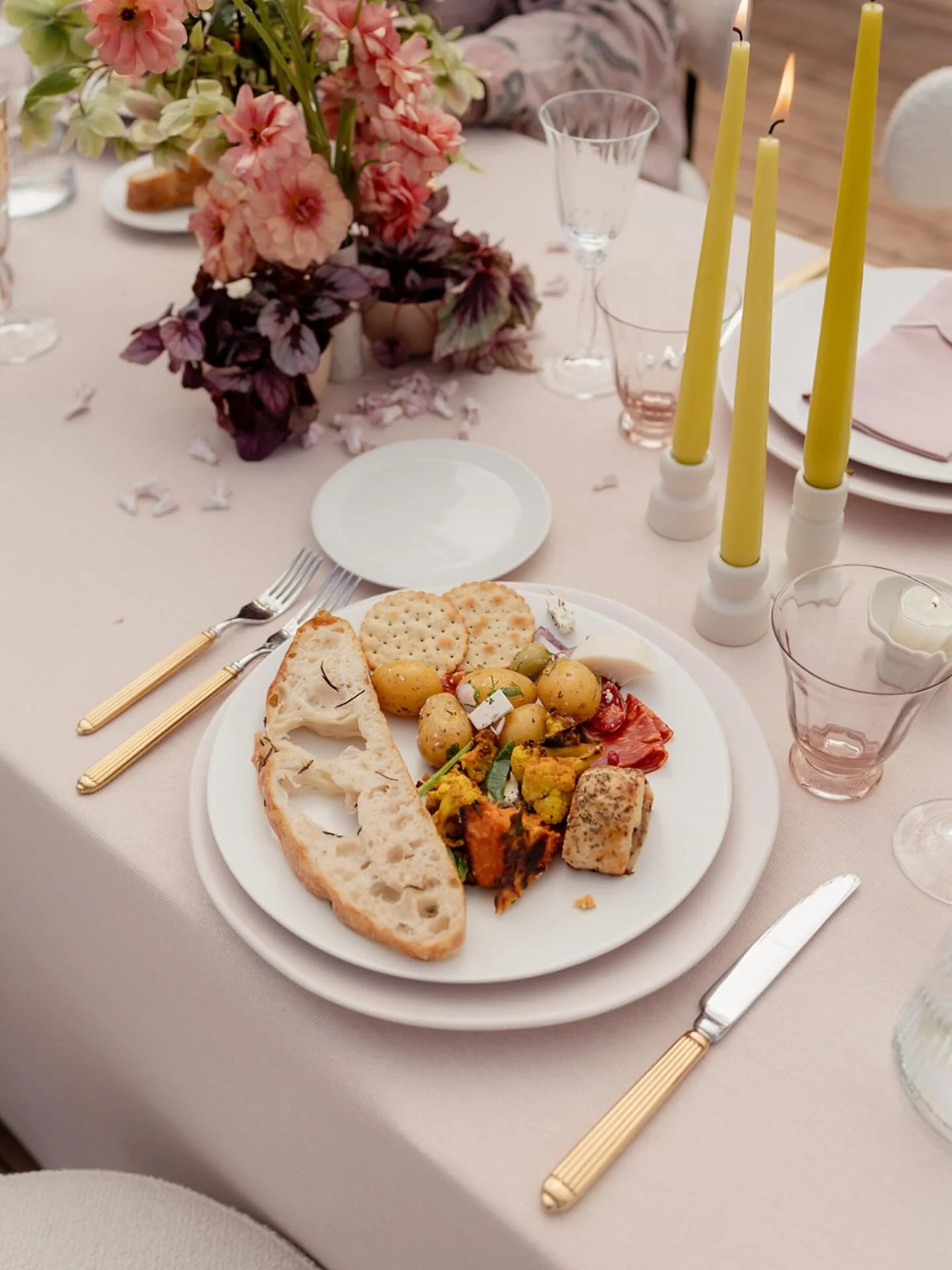 A little slice of grazing heaven, amongst the most delightful tablescape 💫
&bull;
@gaiavessels @libertylaneflowers @wild.fig.bath 
&bull;
Photo credit 📸 @emilyrosehamilton