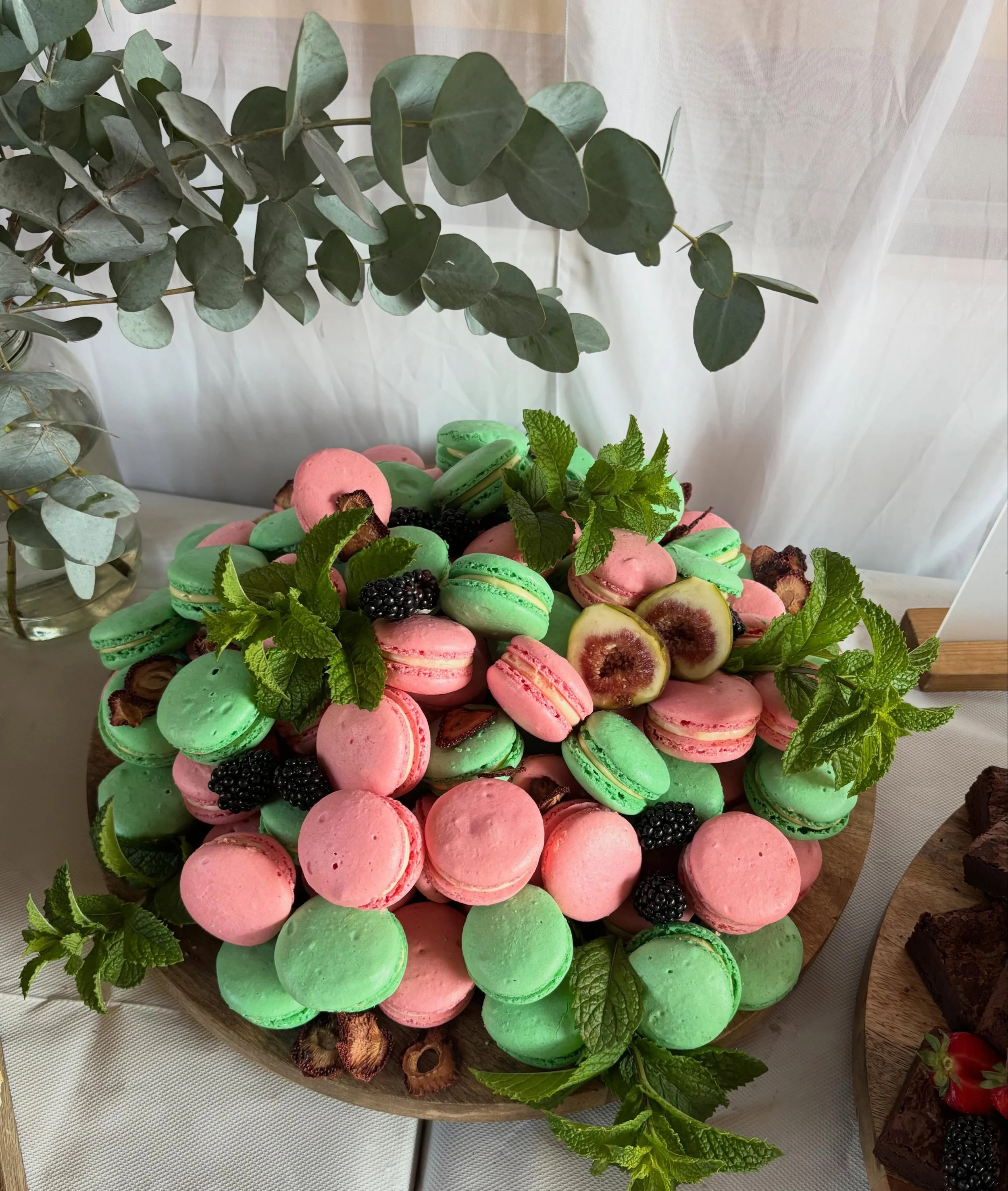 Just a few Macaroons 💚🩷 
&bull;
#sweetgrazing #bathgrazing #grazingtablesbath #bathgrazingtables #wildfig