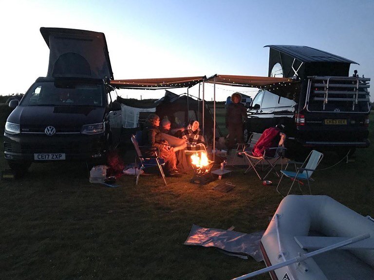 Some ideas of what a fun set up looks like! 🚐 🚲 🏄&zwj;♂️ #camping #vanlife #setup #vwtransporter #touring #adventure #staycation #sunsout #bookyourstay #vanlifegathering #vanconversion #vanlifeuk #ukholidays #bikes #paddleboarding