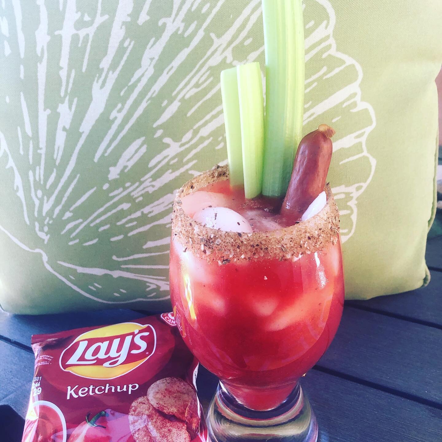 Canadian summer treats.
#hotdays #caesarsunday #mottsclamato #ketchupchips