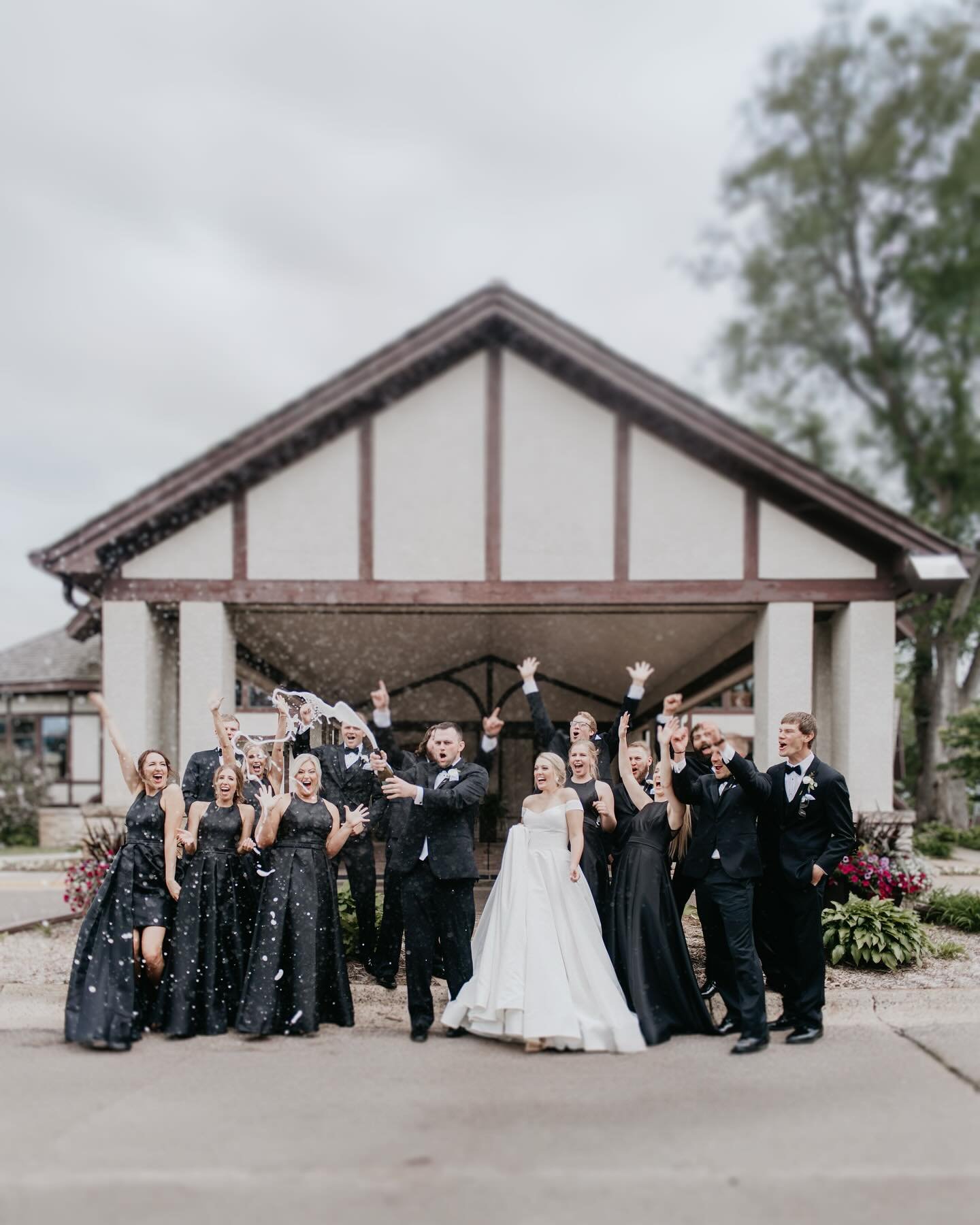 Ready for a great year of weddings and celebrations 🥂 🍾 📸

Also how fuckin classy is an all black wedding party?? 🖤🔥