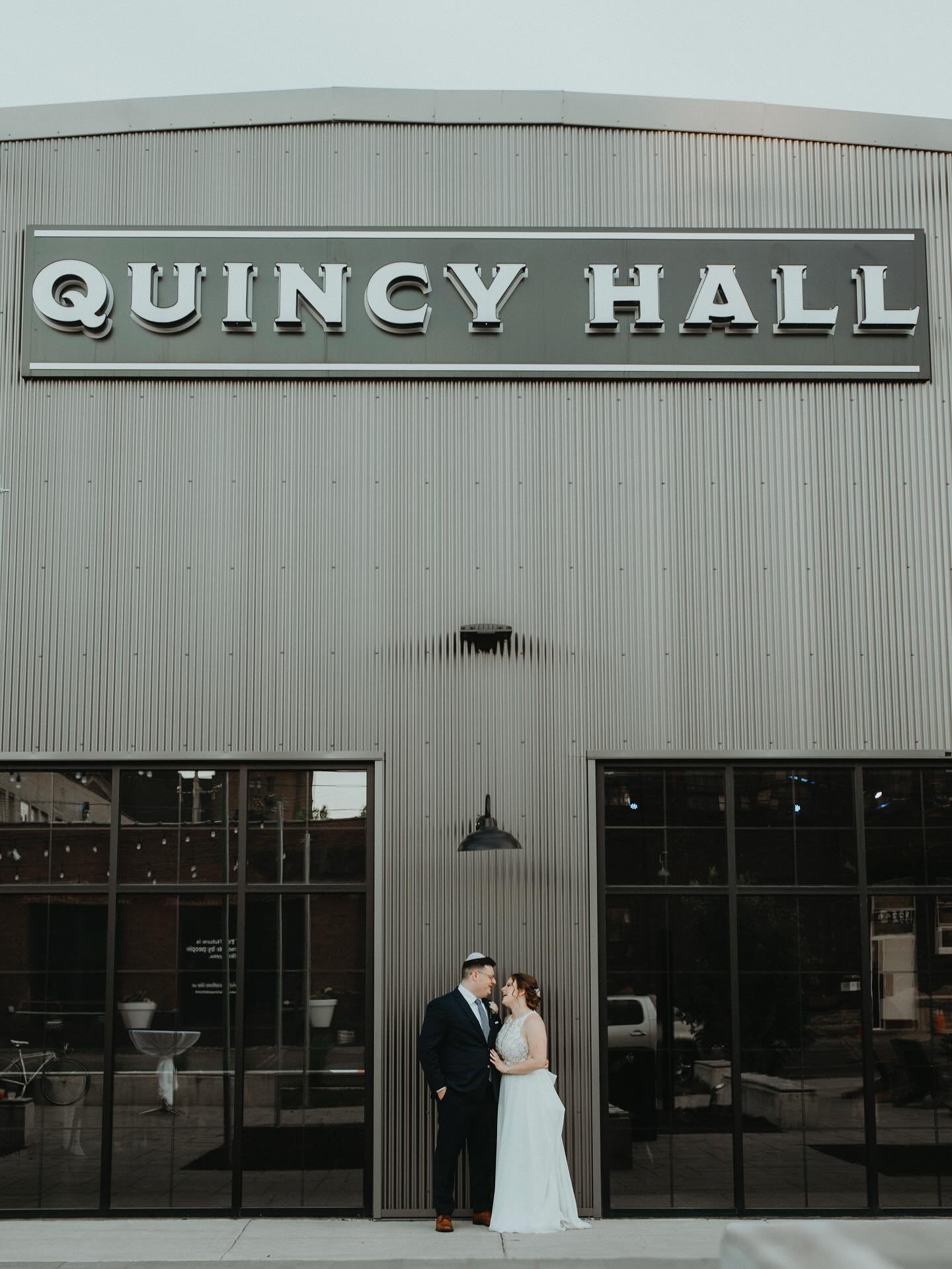 Endless photo opportunities around @quincyhallmpls 📸🫶🏻 love this trendy and artistic Northeast neighborhood ✨

#MinneapolisWeddingPhotographer
#MinneapolisWedding
#MinneapolisBride
#TwinCitiesWedding
#MNWeddingPhotographer
#MinnesotaWedding
#Minne