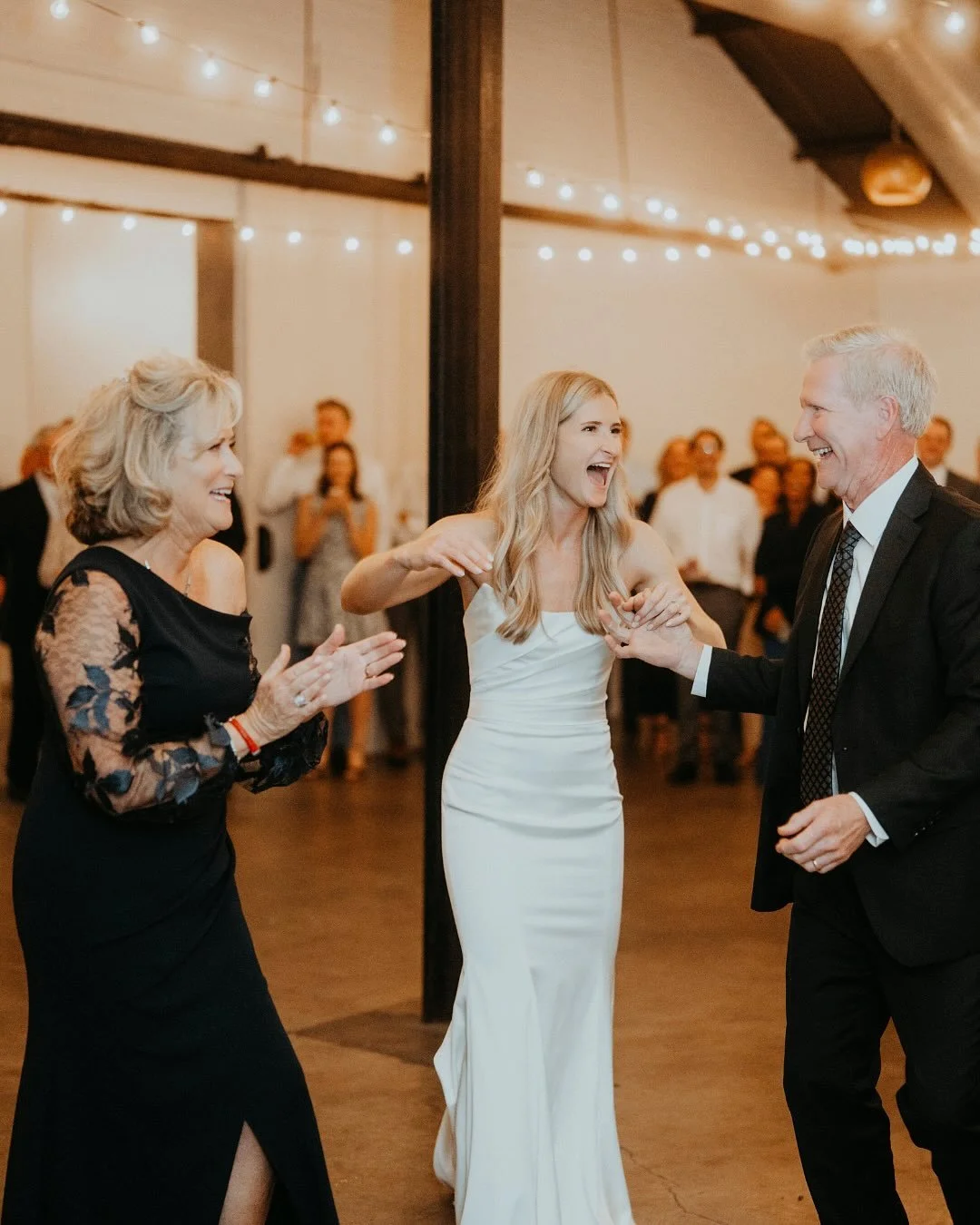 I&rsquo;m not usually one for sticking to tradition, but when it truly means something to the couple, I&rsquo;m all in. 💛 This parent dance stopped me in my tracks. It&rsquo;s a newer tradition I&rsquo;ve only seen a few times, and this one had me t
