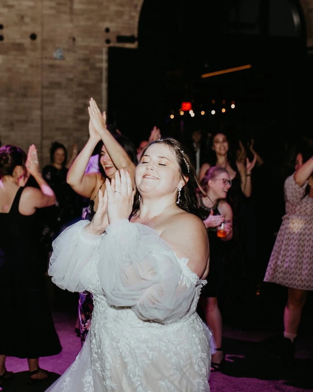 These two never stopped smiling ✨ From getting ready to the last dance, their joy filled every corner of @theessencemn in Minneapolis. Weddings like this are a reminder that the best photos come from simply soaking up the moment, laughing together, a