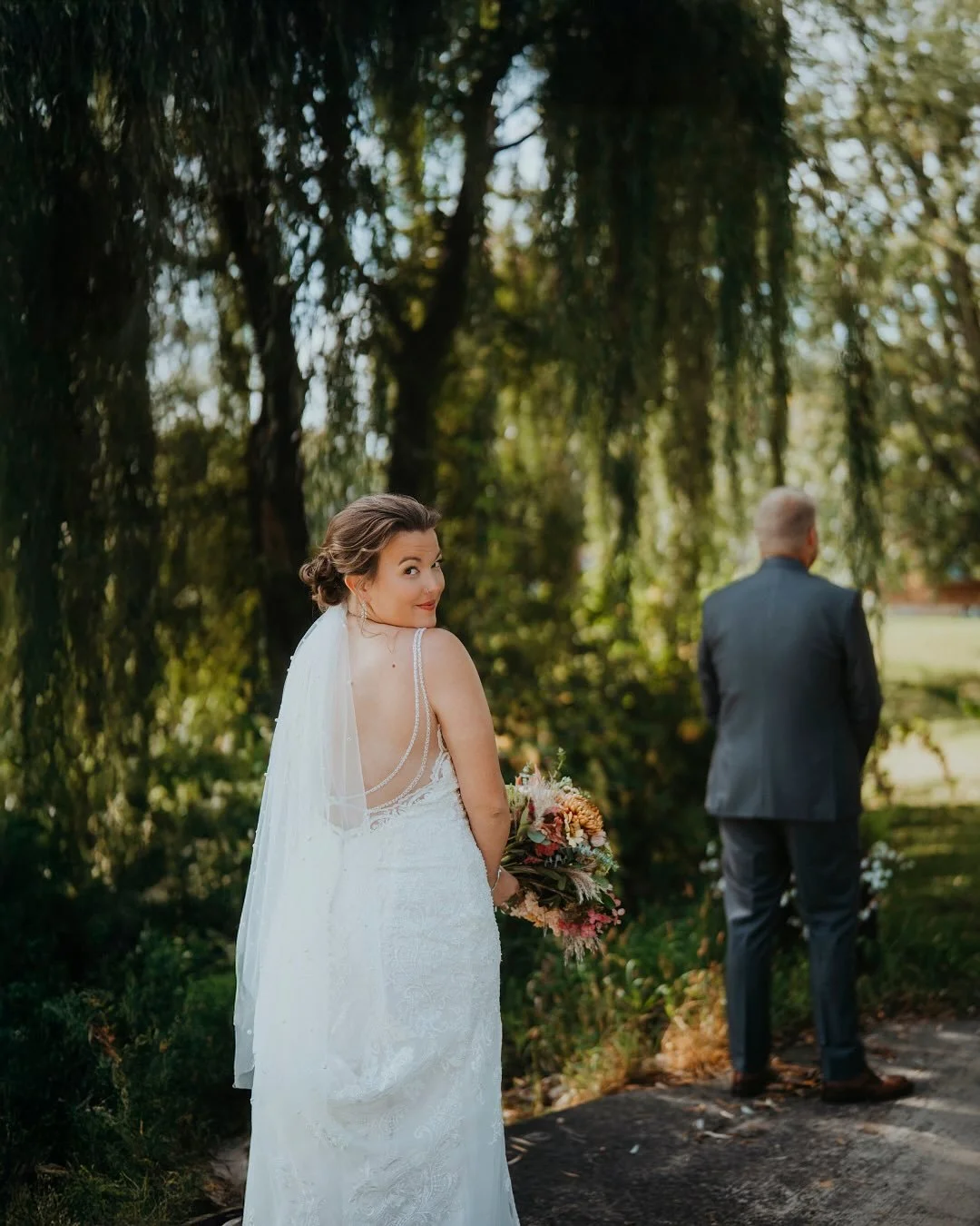 A perfect September Saturday to kick off the fall wedding season 🍂✨ This wedding day was full of non-stop smiles, laughter, and the kind of joy that makes being a wedding photographer such a dream. From getting ready through golden hour portraits, e