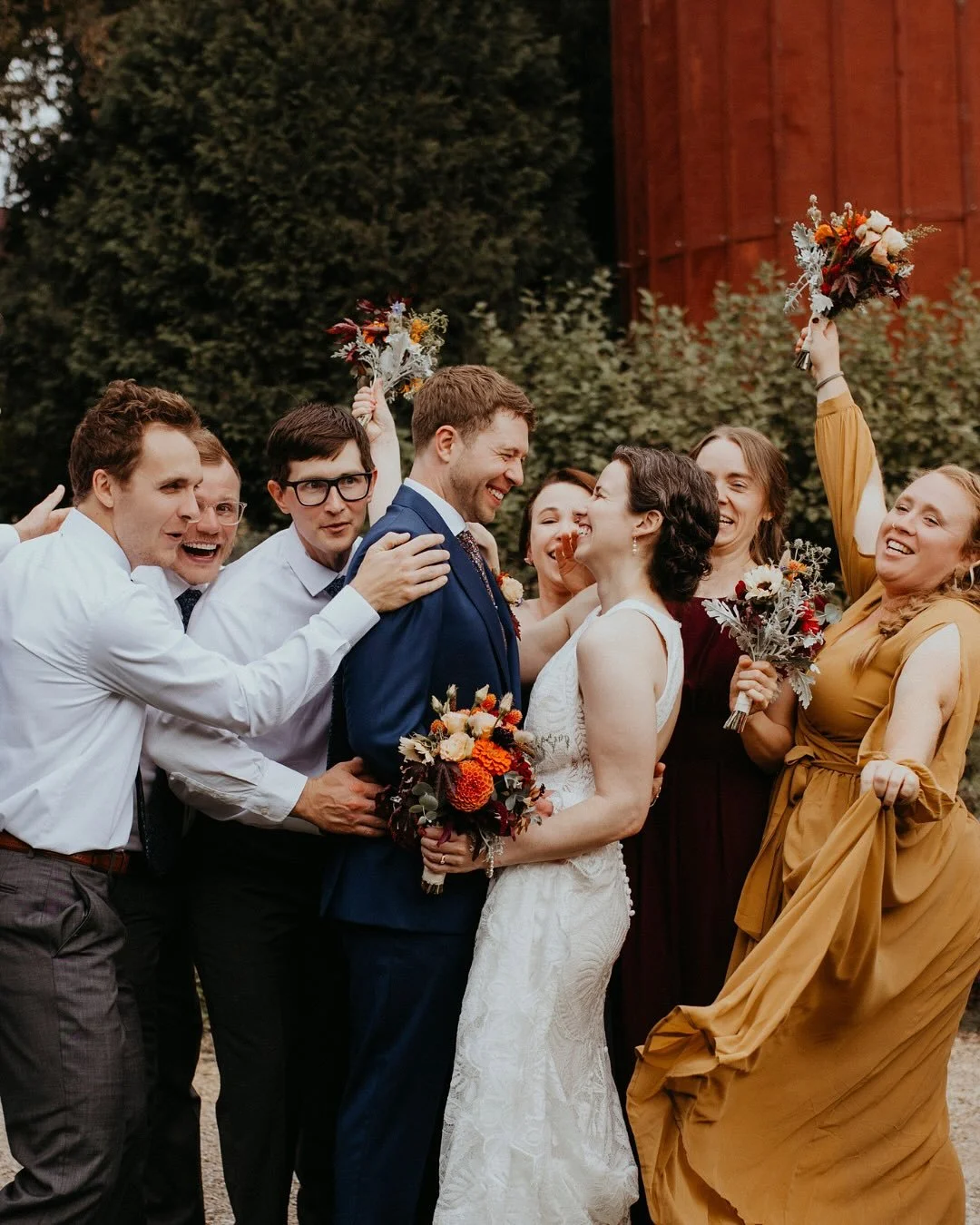 A perfect fall day, golden leaves crunching underfoot, and love at the center of it all 🍂✨ These two tied the knot at a beautiful nature center, surrounded by the people who mean the most to them. From heartfelt vows to endless laughter, their weddi