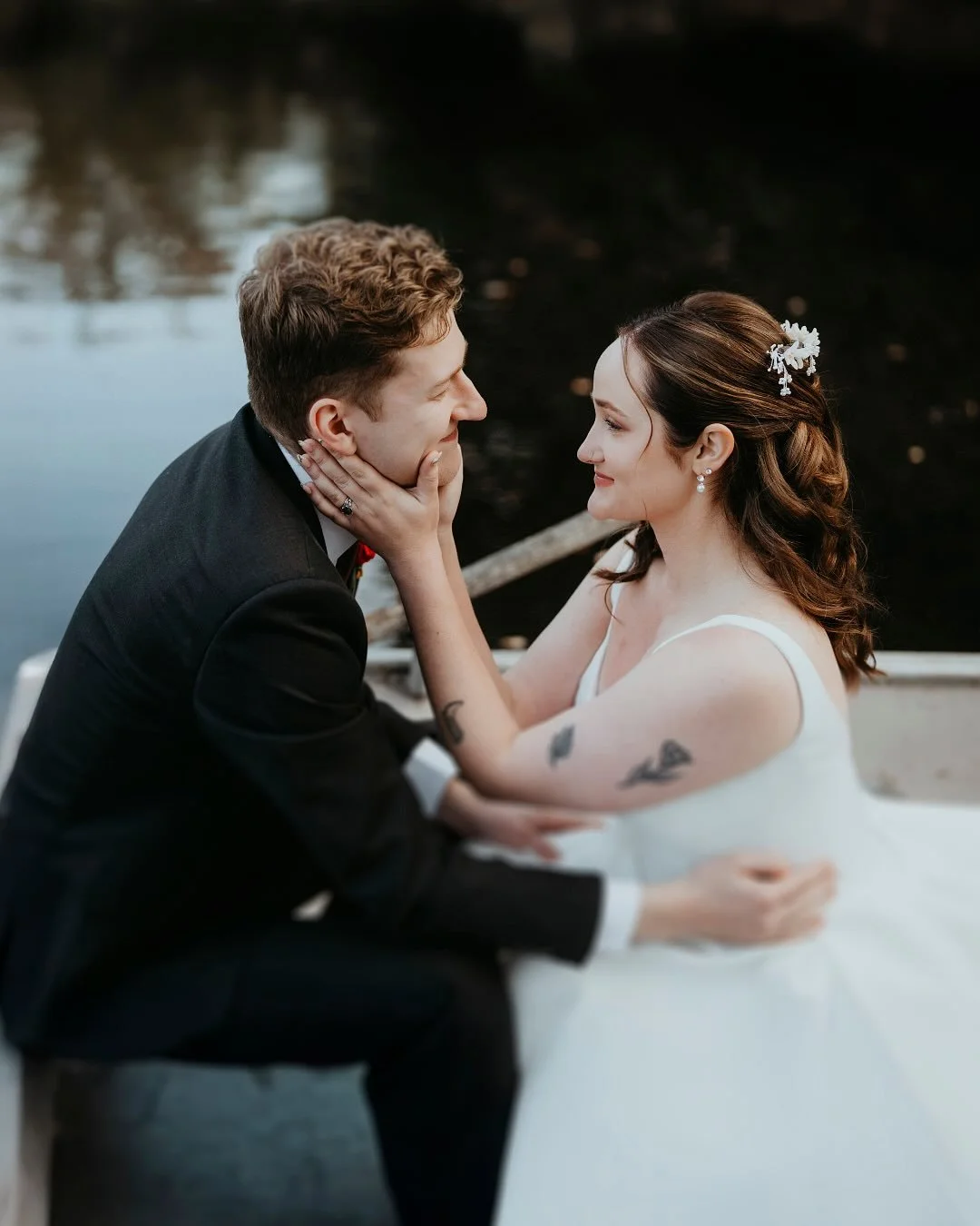 A day filled with elegance, laughter, and all their favorite people (plus their cat 🐾). These two wanted their wedding to feel peaceful and true to them and it was exactly that.
After saying I do by the sweetest little pond, they slipped away at sun