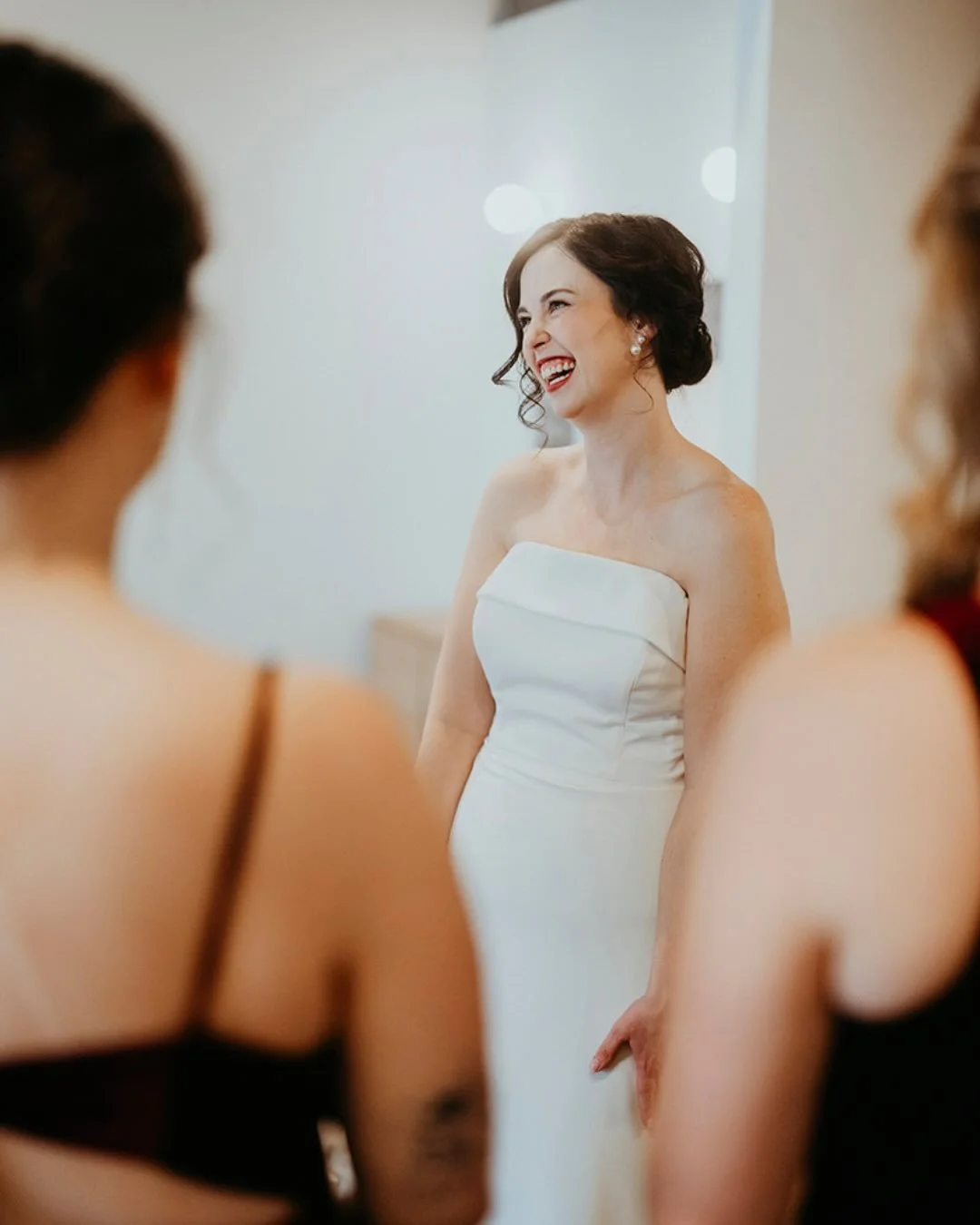 Getting ready on your wedding day is its own beautiful kind of chaos.
Coffee cups on the counter, hairpins everywhere, your people buzzing around you with last-minute fixes and big contagious energy.
And when it all unfolds in a space as stunning as 