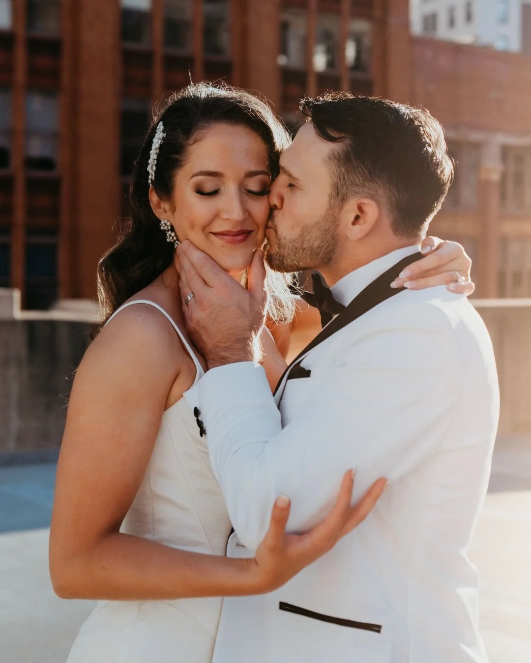 A rooftop sunset wedding session in the heart of downtown Minneapolis, surrounded by skyscrapers and glowing city light.
This evening at the Lumber Exchange was effortless elegance; quiet moments, intentional movement, and a love that felt both moder