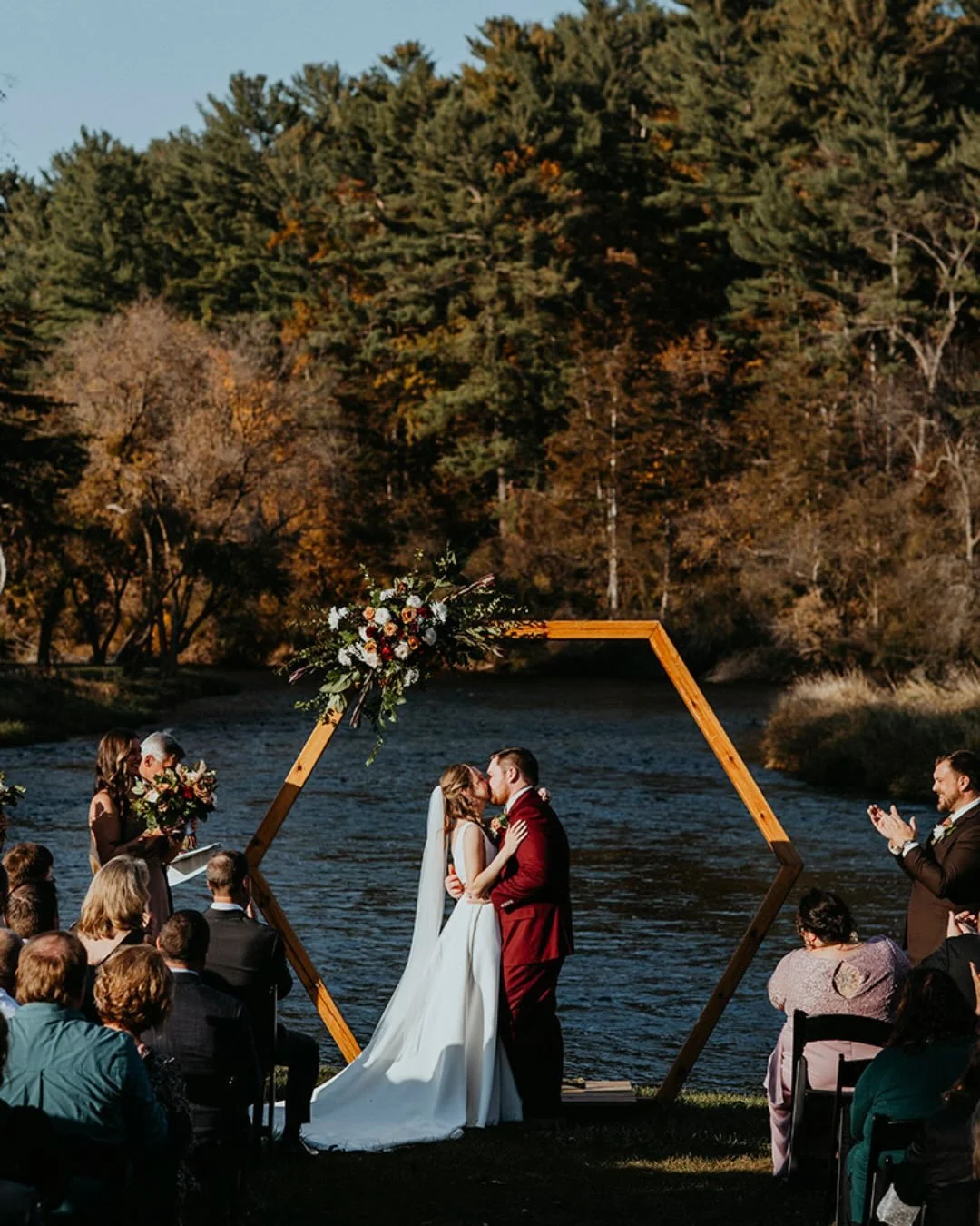 A quiet river bend, total privacy, and a ceremony that actually feels like yours.
La Point is one of those venues that naturally slows everything down. No distractions, no performing, just real moments unfolding in a beautiful place. When couples can
