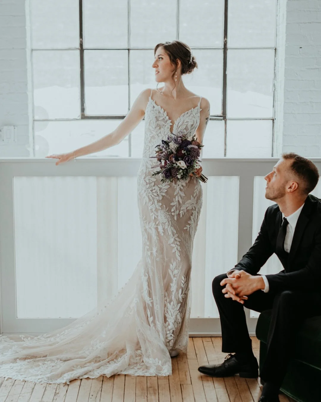 An editorial moment @neuneumpls  Modern lines, soft light, and a pause in the day on that gorgeous green velvet couch, quiet, effortless, and completely them. Style, intimacy, and the kind of stillness that makes a wedding feel timeless.
Minimal. Int