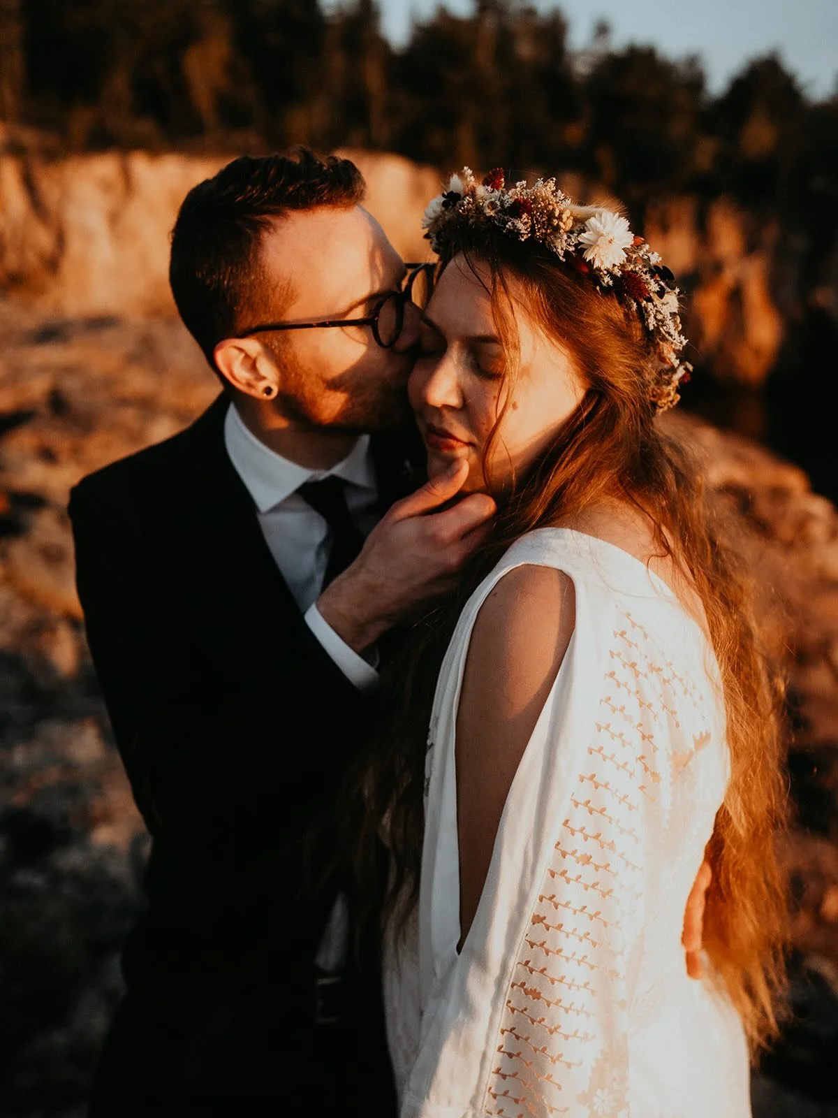 There is something incredibly beautiful about a small wedding.
Less production. Less pressure to perform. Just two people choosing each other in a way that actually feels like them.
Maybe that means hiking into the woods at sunrise with muddy boots a
