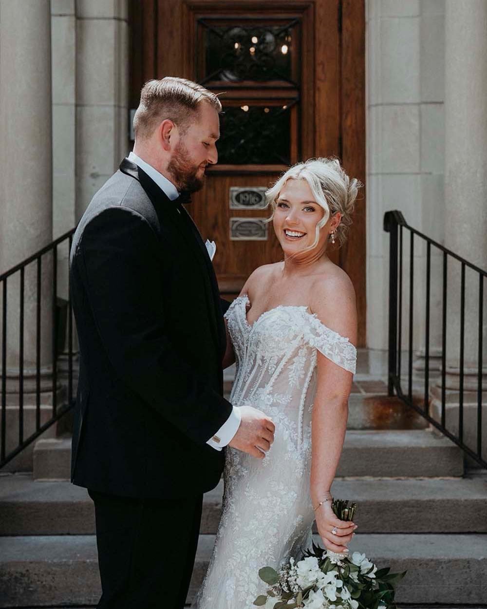 Some weddings feel less like events and more like a really good summer day spent with your favorite people.
Sunshine, laughter echoing through the courtyard, happy tears, and two people completely wrapped up in each other. It was such a joy celebrati