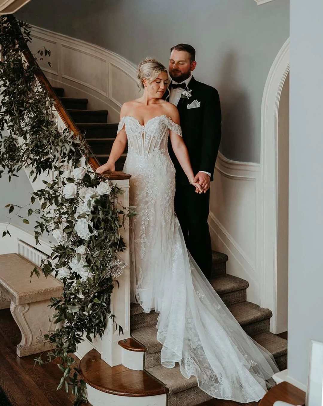 I love the timeless vibes the St. Paul College Club gives. Elegant details, warm sunshine filtering through the trees, and a celebration that felt both refined and deeply personal.
From heartfelt vows to a dance floor packed with the people who matte