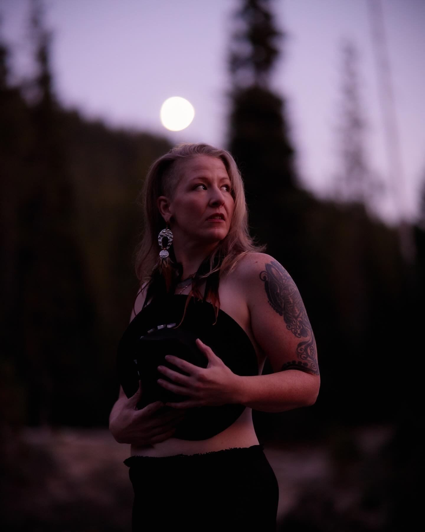 Who else is feeling a little witchy with all these nighttime cosmic phenomena? Makes me wanna dress up like @slade_the_siren and do Stevie Nicks things by a lake! 🙌

#witchyphotoshoot #stevienicks #golddustwoman #outdoorboudoir #boudoirphotographer 