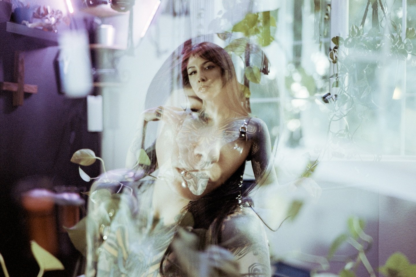 Y&rsquo;all, film is just plain fun. And can add such a fun dynamic to a shoot! Especially when it&rsquo;s a quirky, interesting film like @lomography Metropolis 🙌 

Also, @chelsea.meoww is such an ICON. 🤘 

And thanks again to @cutecameraco for le