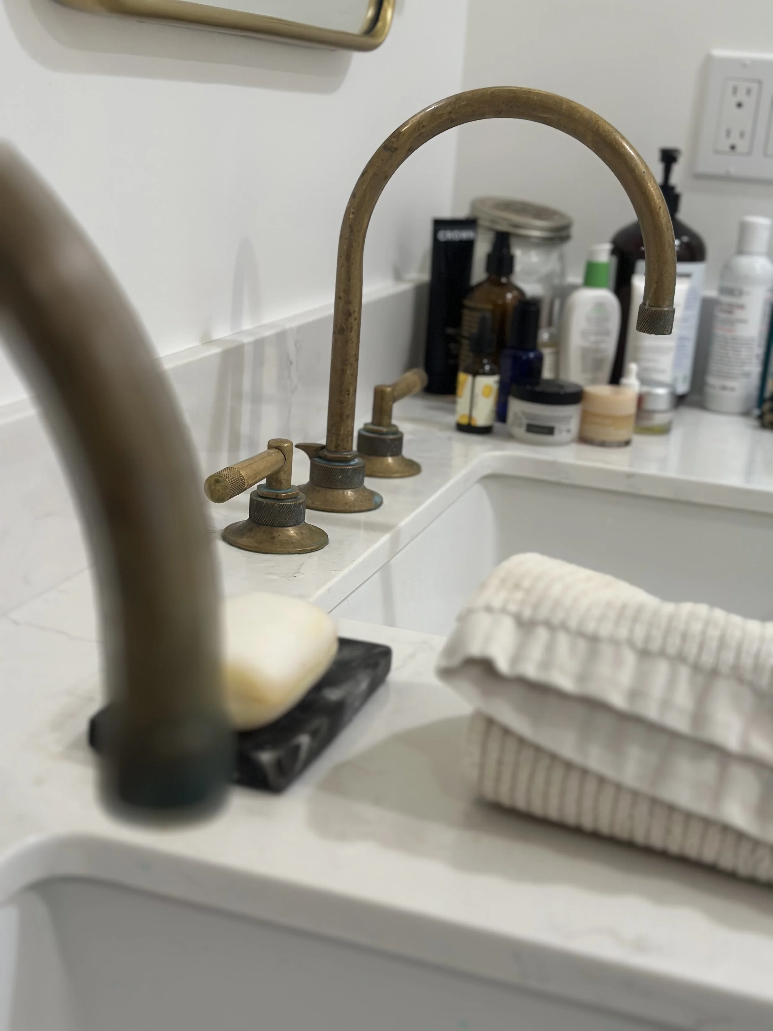  Airy, leak-free Seattle basement bath: Your next unwind oasis. 