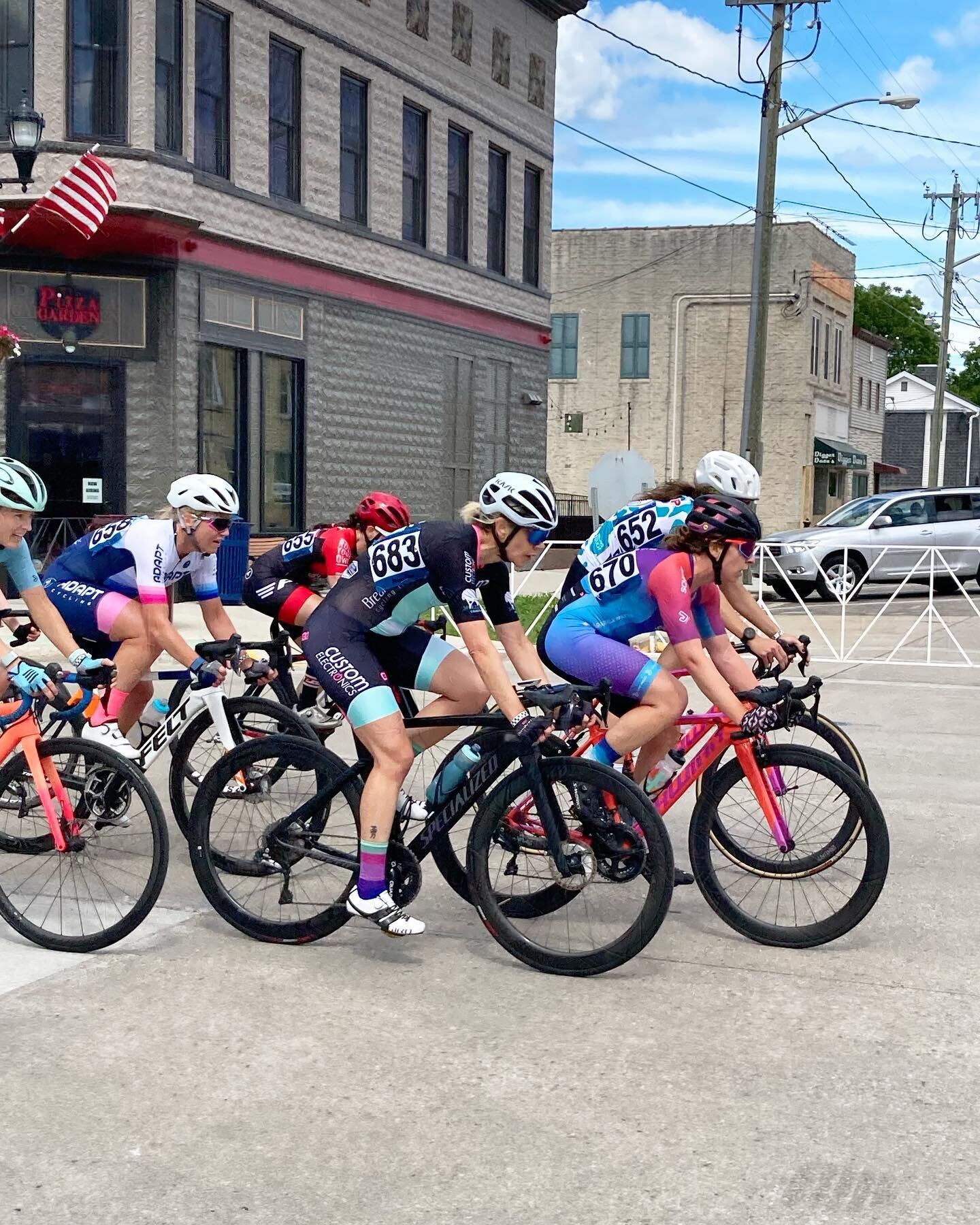 The temperature was cooler today but Day 4 of @tourofamericasdairyland was hot and spicy. Hannah floated her way around the field like a pro and Austin stayed calm, strong, and collected - earning herself another day in the W 2/3 leaders jersey.

We&