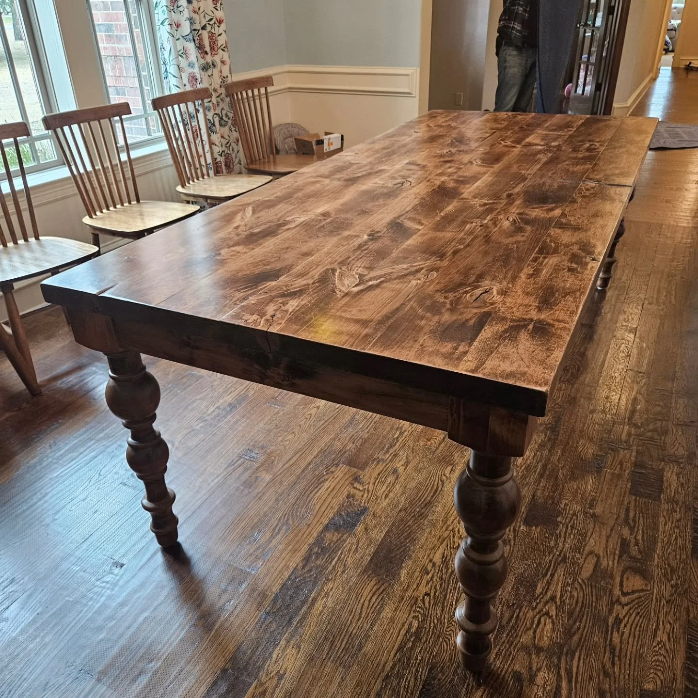How many people sit at your family table? Well, this table is EXPANDABLE and can fit between 10 to 15 people! @rossrustictables created this beautiful table and hired us at Ryker Go as we specialize in moving up to 20 ft custom-built tables! Thank @r