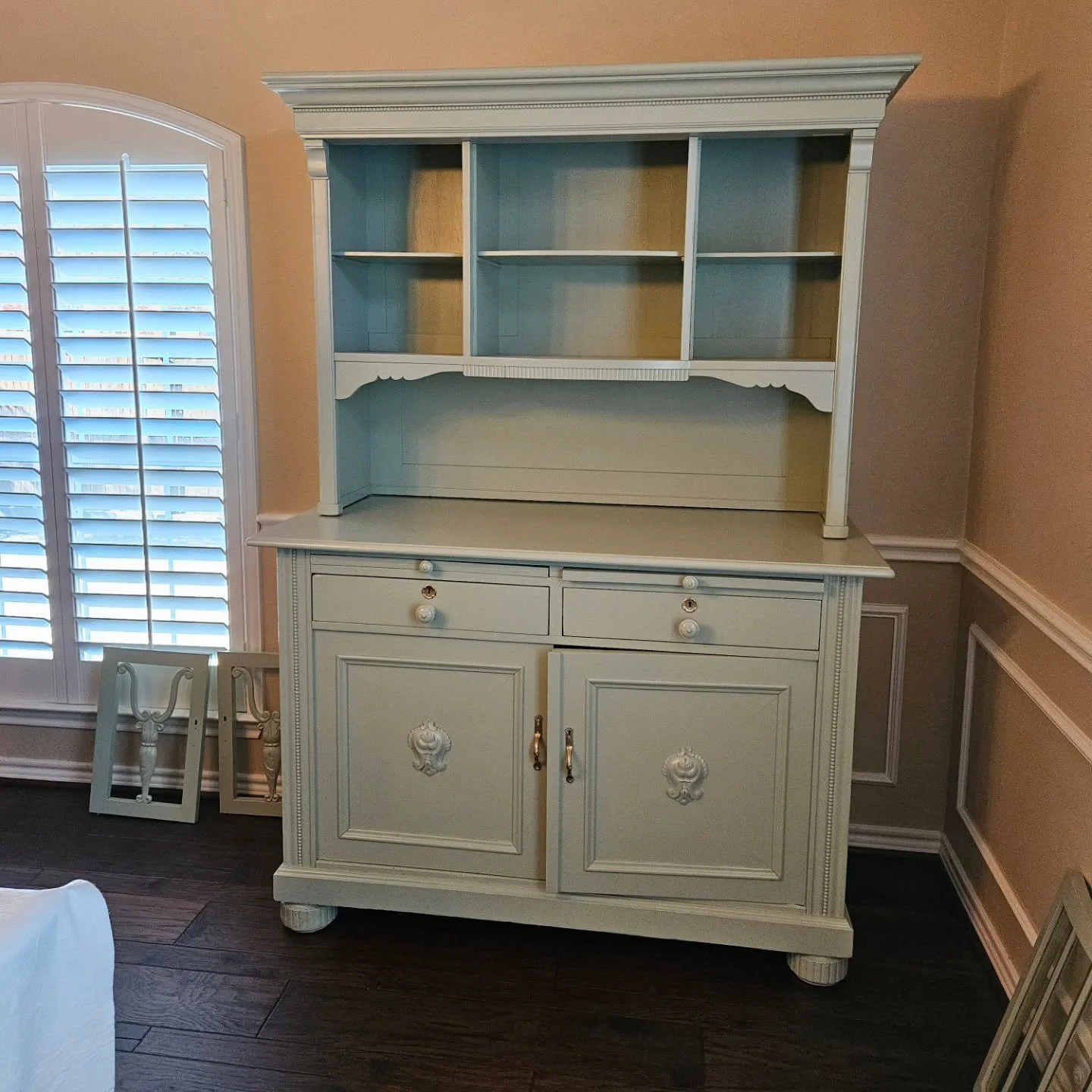 Ryker Go is on the way back from the East, South and North Coast but we're still doing local deliveries! A few days ago, we delivered some of these beautiful custom-painted pieces from one of our vendors! Check out one of them at @dressershoppe !

#d