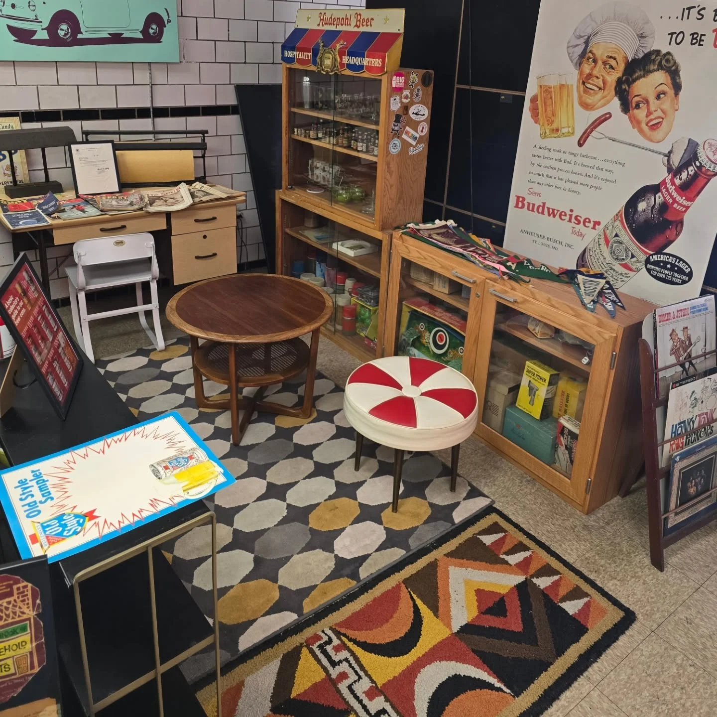 Callling all #interiordesigners and #midcenturymodern buyers - Ryker Go recently visited Mid-Century Modern Rescue located in Cincinnati, Ohio! They had an amazing collection of retro, vintage and mid-century modern items that's decently priced! Chec
