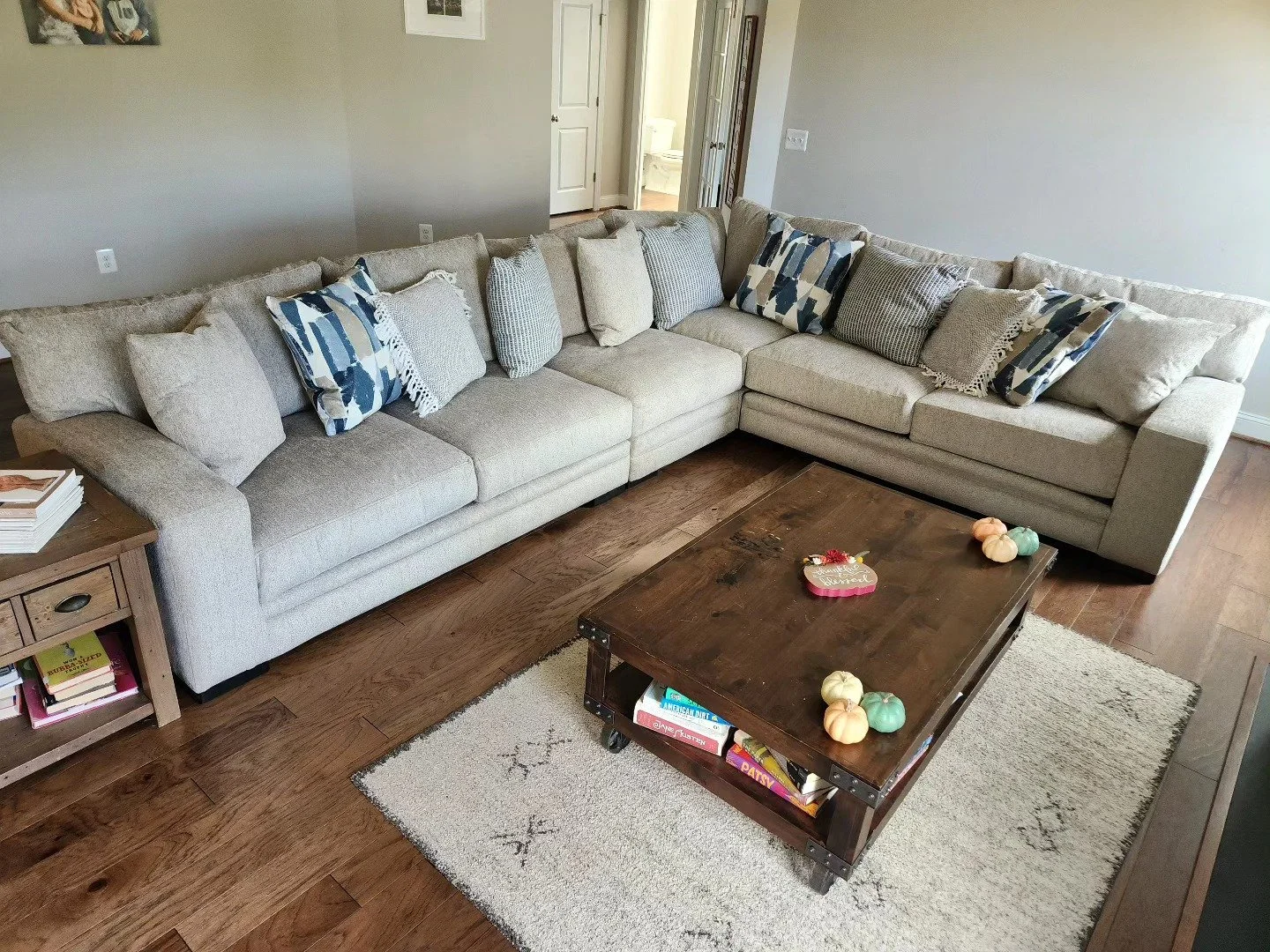 This cute, cozy couch  was picked up from @nebraskafurnituremart in the Colony, TX and delivered to a customer in Virginia! 
Doesn't it fit just right in this room?😍

With Ryker Go, "We have your back and save it too"!

#texas #nebraskafur