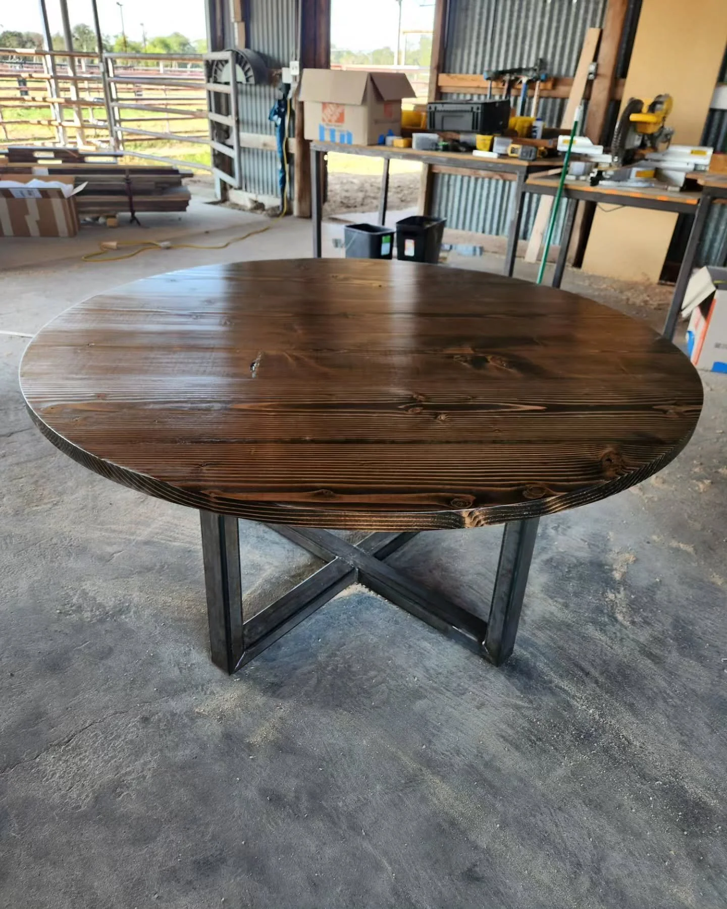 This gorgeous round pine 60-inch coffee table is from @rossrustictables! They make custom-tables to fit perfect in your home! 

The holidays are coming up soon, request your order now and ask for Ryker Go to do your delivery!  With Ryker Go, "We