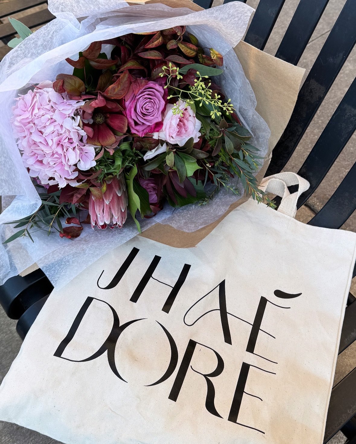 Completely obsessed. 🌸 The perfect tote, the perfect blooms&mdash;what more could a girl ask for?

 Shop now via the link in bio.
