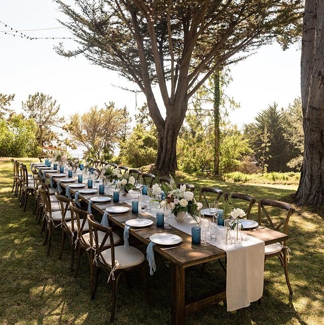 Since we&rsquo;re all dreaming of our next dinner party, here&rsquo;s a favorite tablescape in Big Sur! *
*
Planner/Venue: @bigsurweddings 
Photography: @vieraphotographics 
Floral: @barefootfloral 
Rentals: @chiceventrentals 
Specialty Rentals: @rev