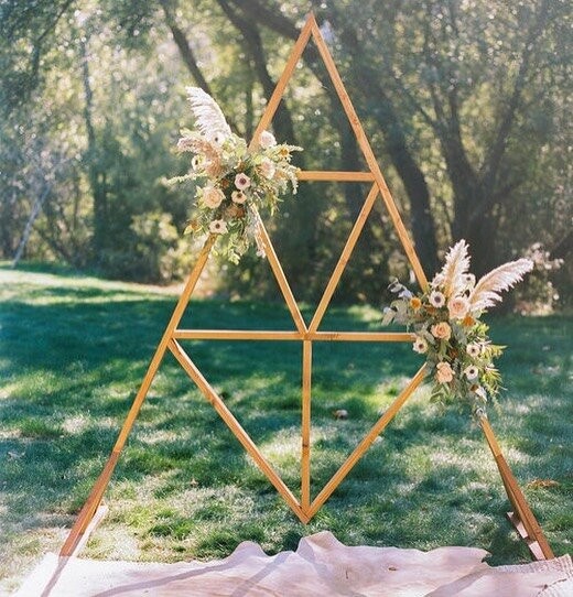 Love a unique alter piece 🌾🌿
.
.
Venue: @gardenerranch 
Planner: @brannan_events 
Photography: @thepoffs 
Floral: @twfloraldesignco 
Specialty Rentals: @revivalrentals 
HMU: @kellyjobeauty 
Catering: @paradisecatering 
Rentals: @chiceventrentals 
L