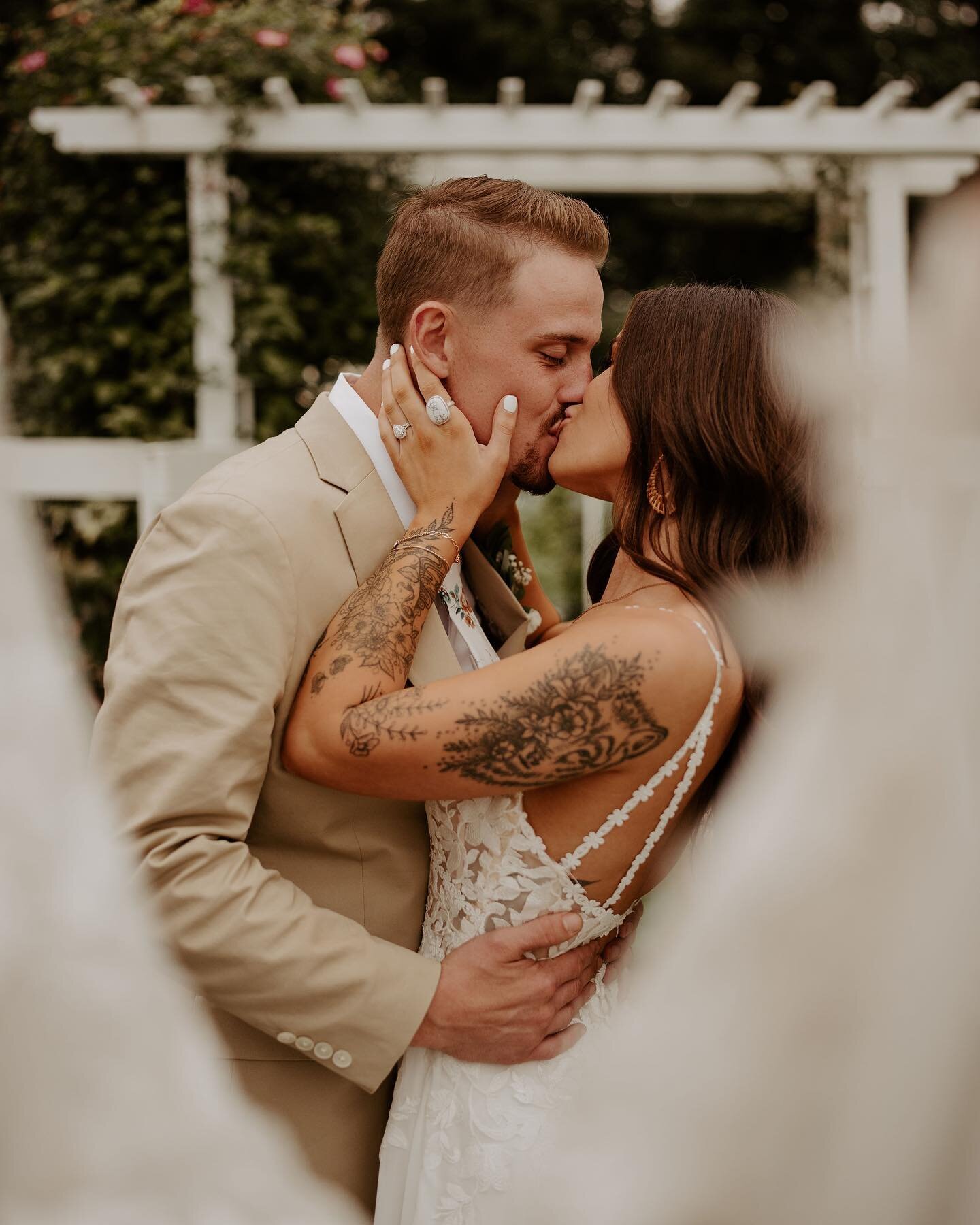 no veil? no problem. use the train!

still absolutely OBSESSED with this couple + their beautiful wedding day!