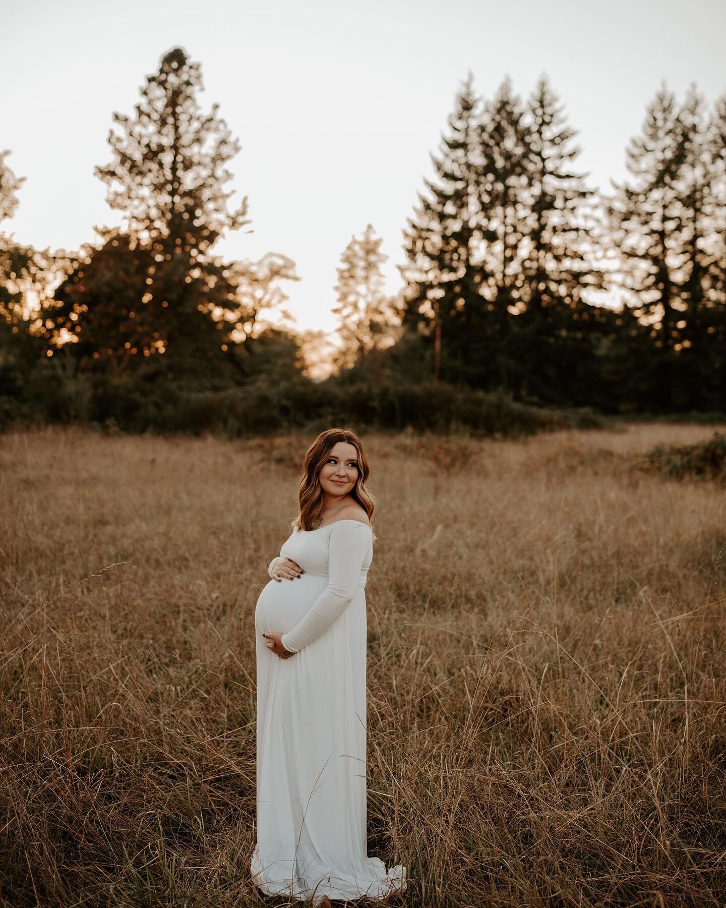 just felt like showin off a beautiful mama today😍 @jacqueline_v1  was absolutely RADIANT during her maternity session.
I love documenting glowing mamas growing their little babes