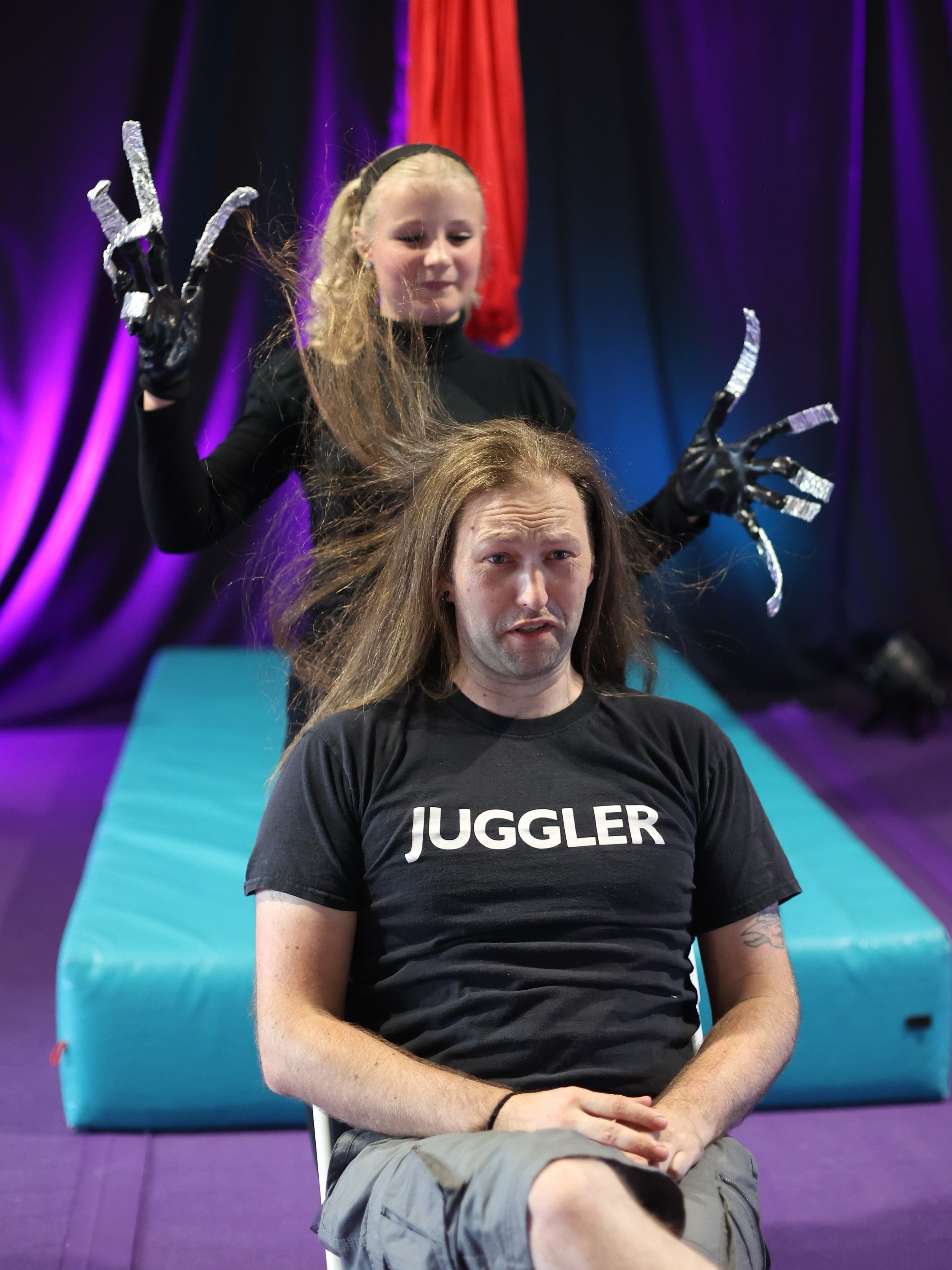 Memories of summer! Teens performance club part 3! 

I guess we should credit the other star of the show, @the_aerial_physicist who will juggle anything (or nothing) while we change kit, agree to a haircut and do a handstand on command! 

Amazing pic