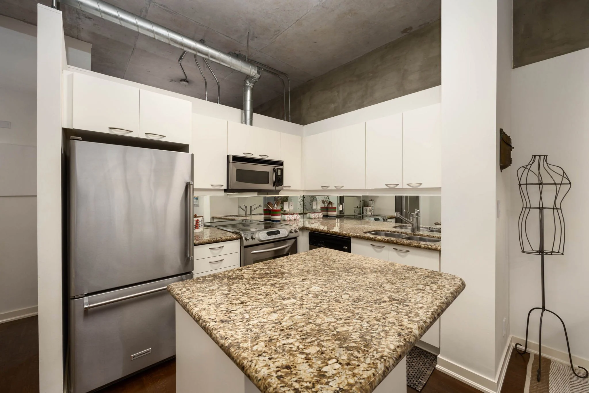 4-web-or-mls-304-955-Queen-St-W-004.jpg