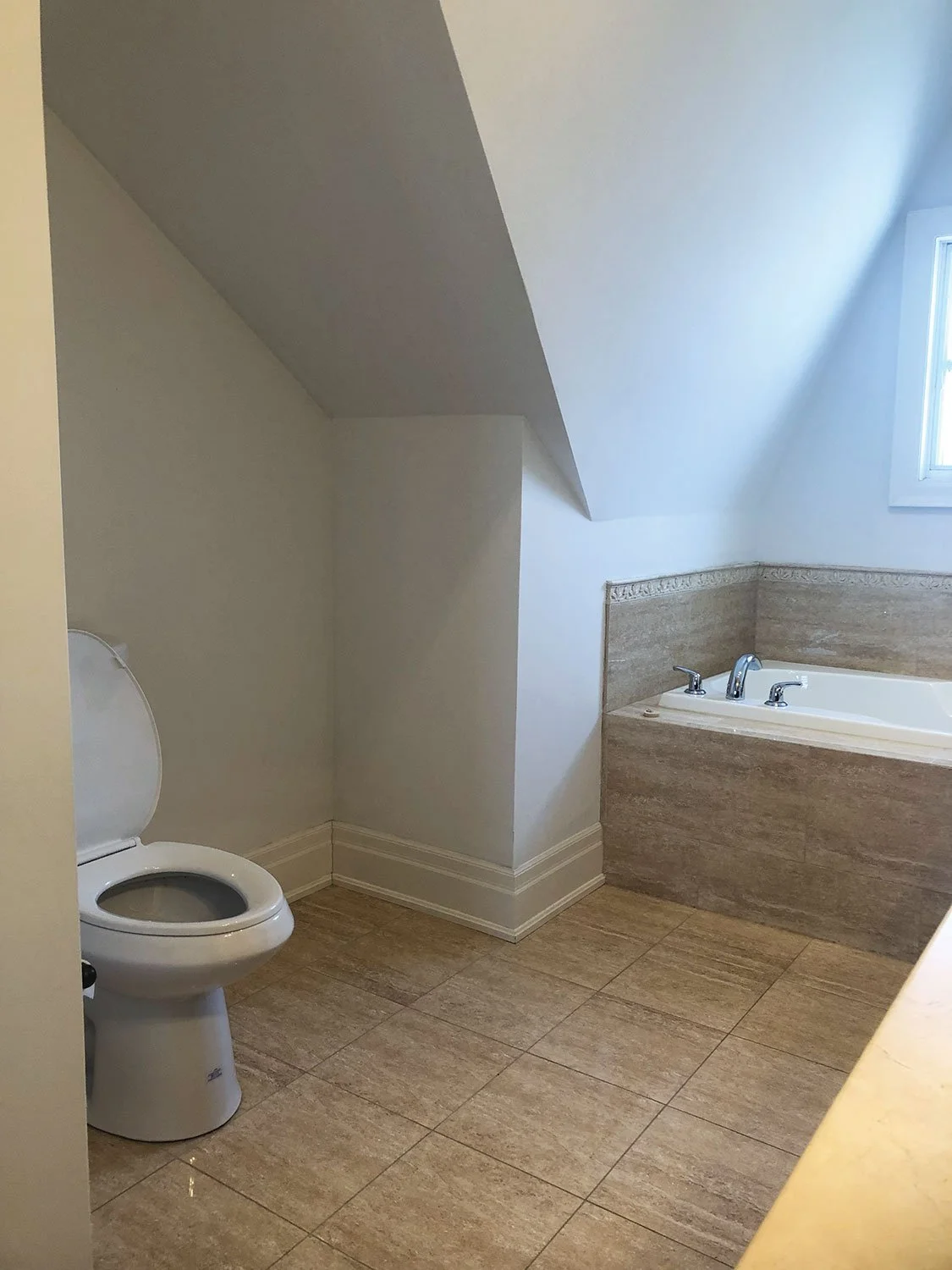 Ensuite-Washroom_Before_03.jpg
