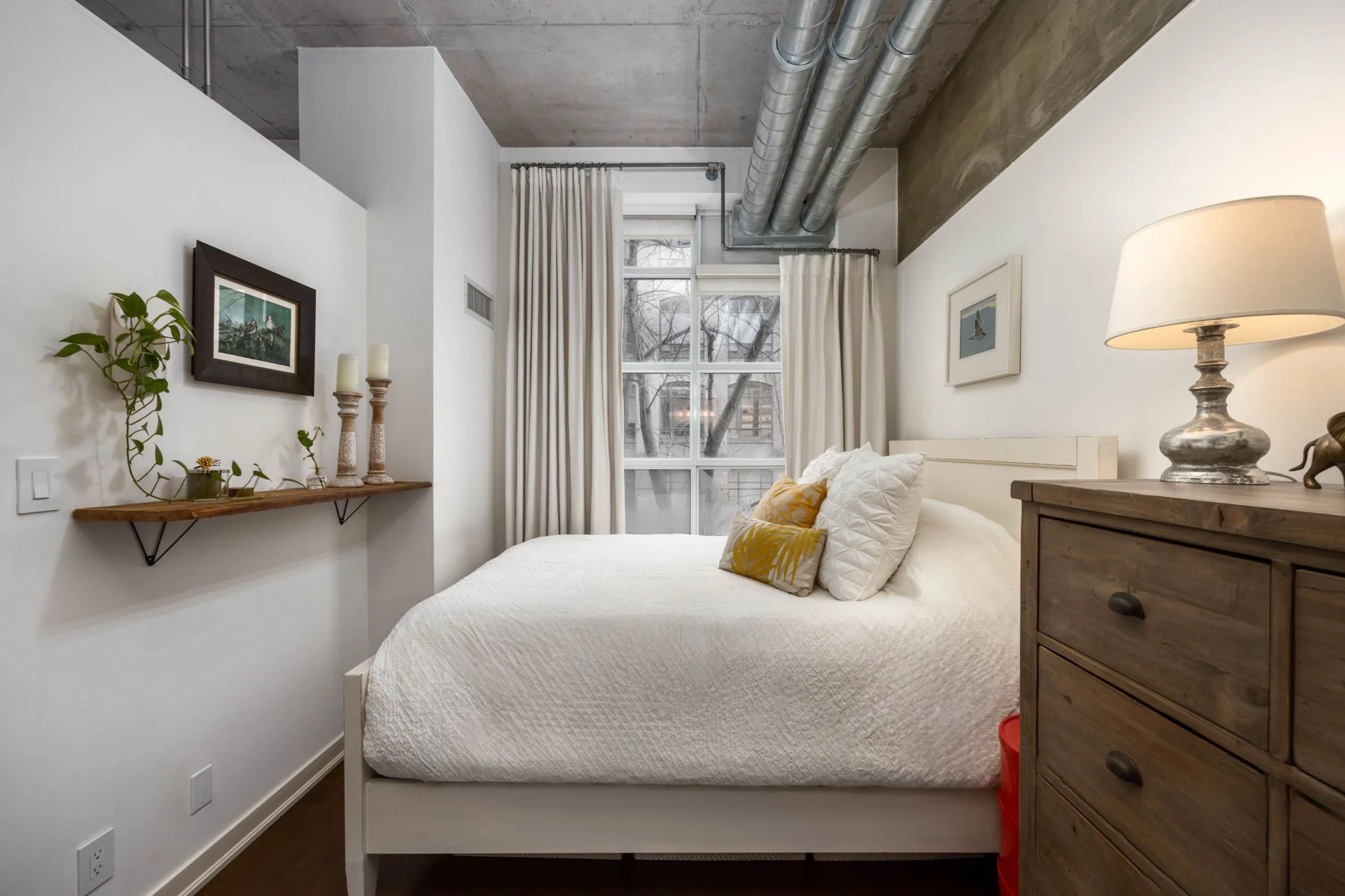 12-web-or-mls-304-955-Queen-St-W-012.jpg