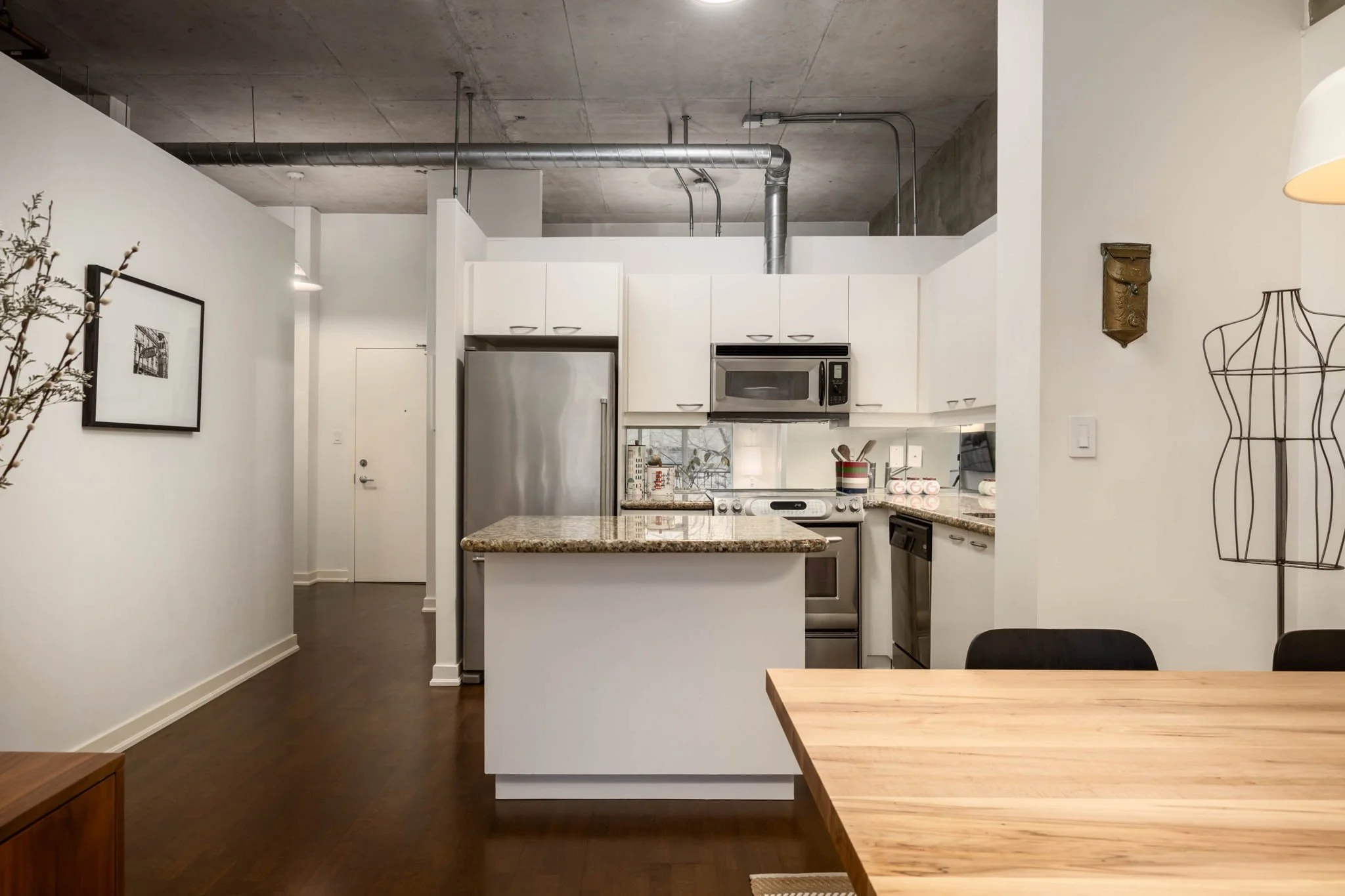7-web-or-mls-304-955-Queen-St-W-007.jpg