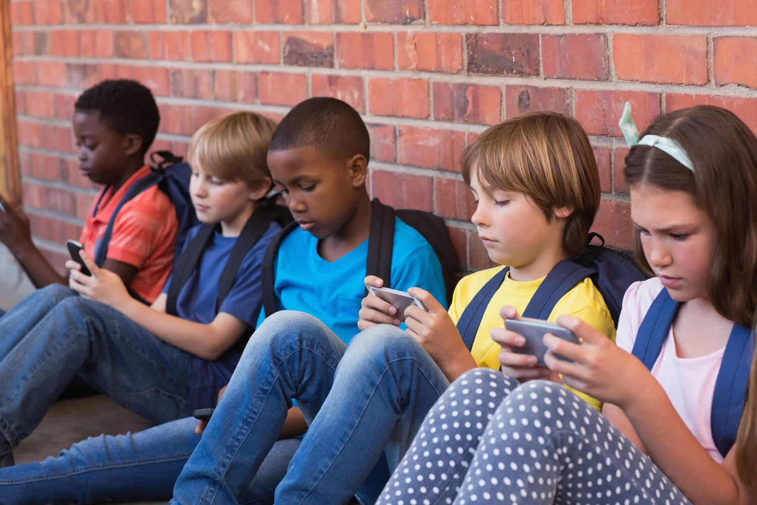 kids-with-phones.jpg