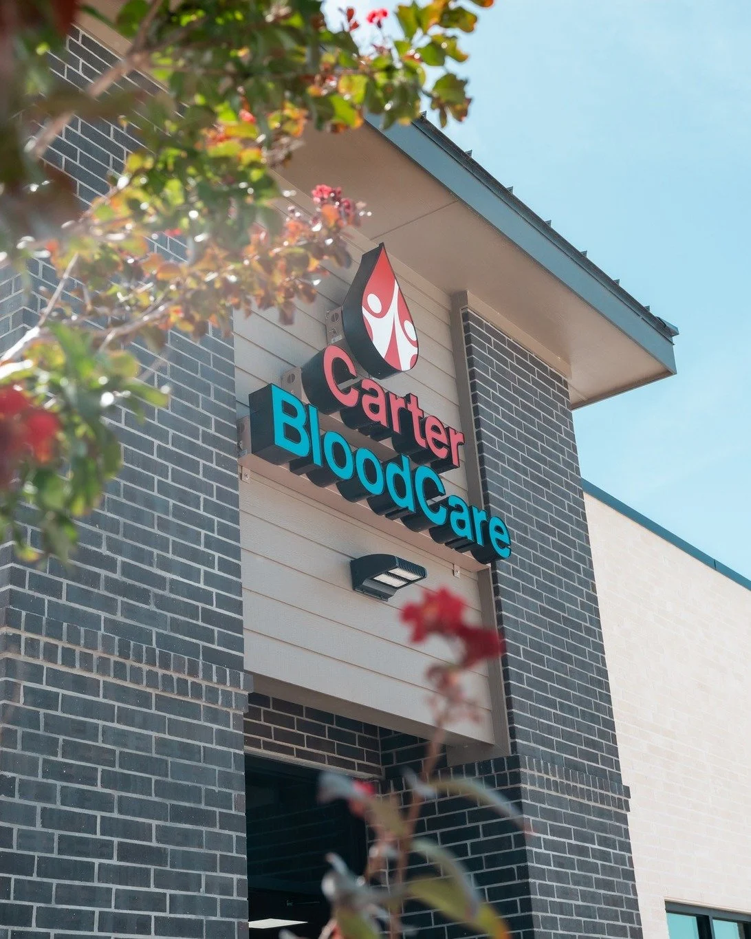 In honor of us working on ANOTHER shoot with @carterbloodcare today (again, how did we get so lucky?!), here are some branding images we captured for them back in July inside one of their donor centers. 

Thanks to the staff both in front of and behi