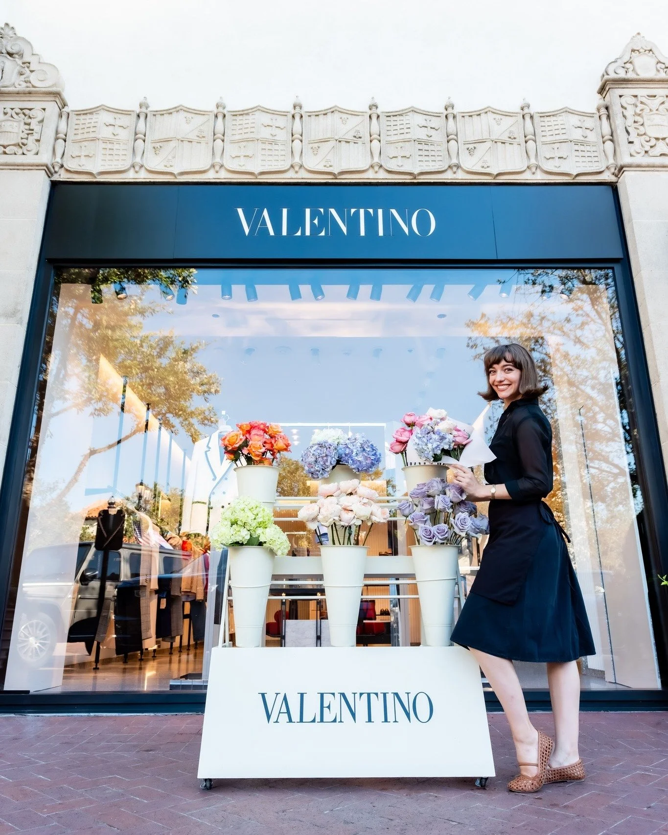 Picture yourself out shopping, and all of a sudden, you stumble upon this adorable flower stand of the most gorgeous stems. Come to find out... you can get a bouquet custom-made by this lovely florist... for FREEEE?!?

Well, you don't have to picture