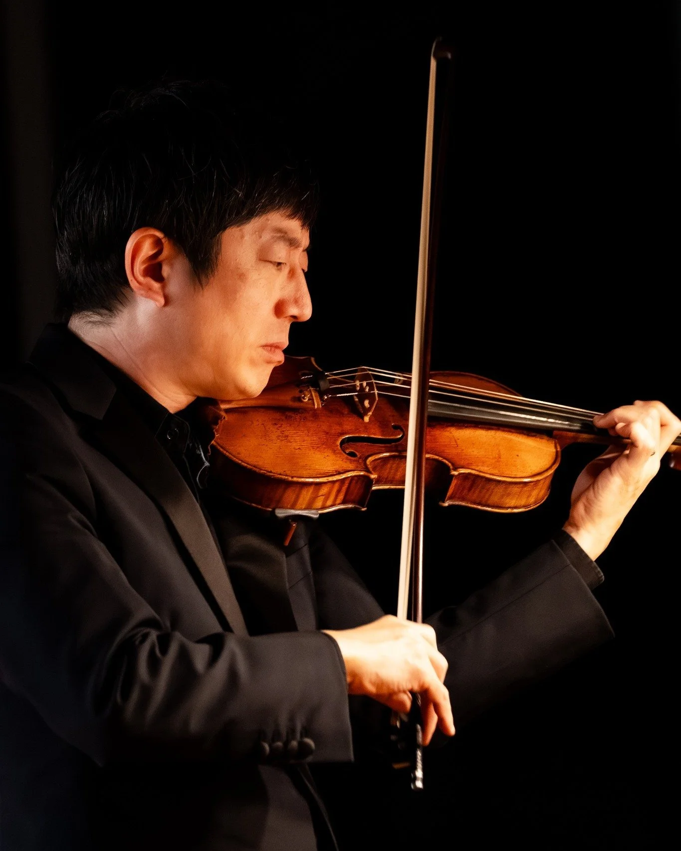 We recently had the opportunity to photograph a candlelit concert performed by the extremely talented @mementos_music_group. Sorry to toot our own horn (orchestral pun intended), but how moody and gorgeous did these images turn out? 😍